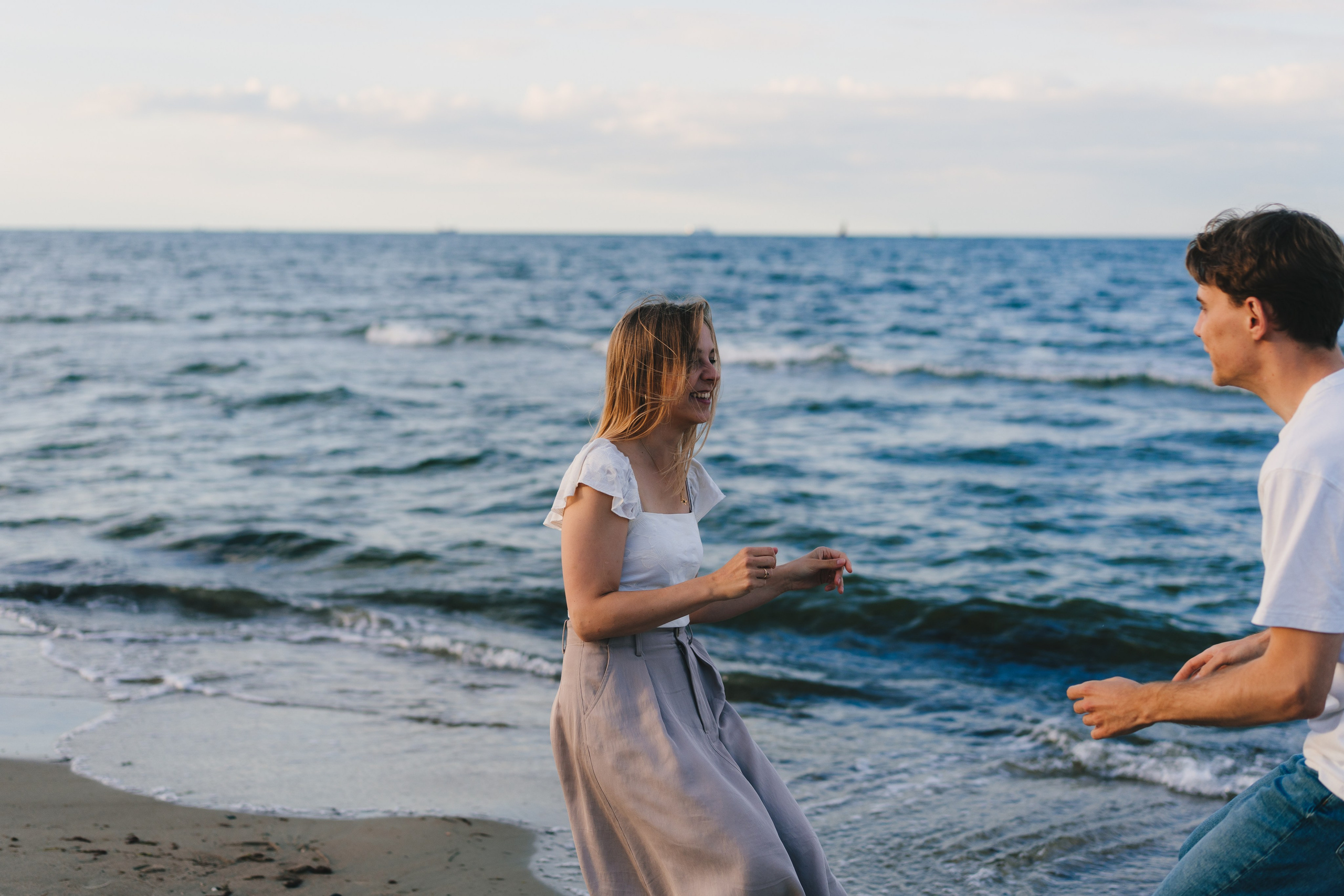 Gracjana i Damian, sesja narzeczeńska nad morzem. Fotograf ślubny & lifestyle Gdańsk, Karolina Baczewska