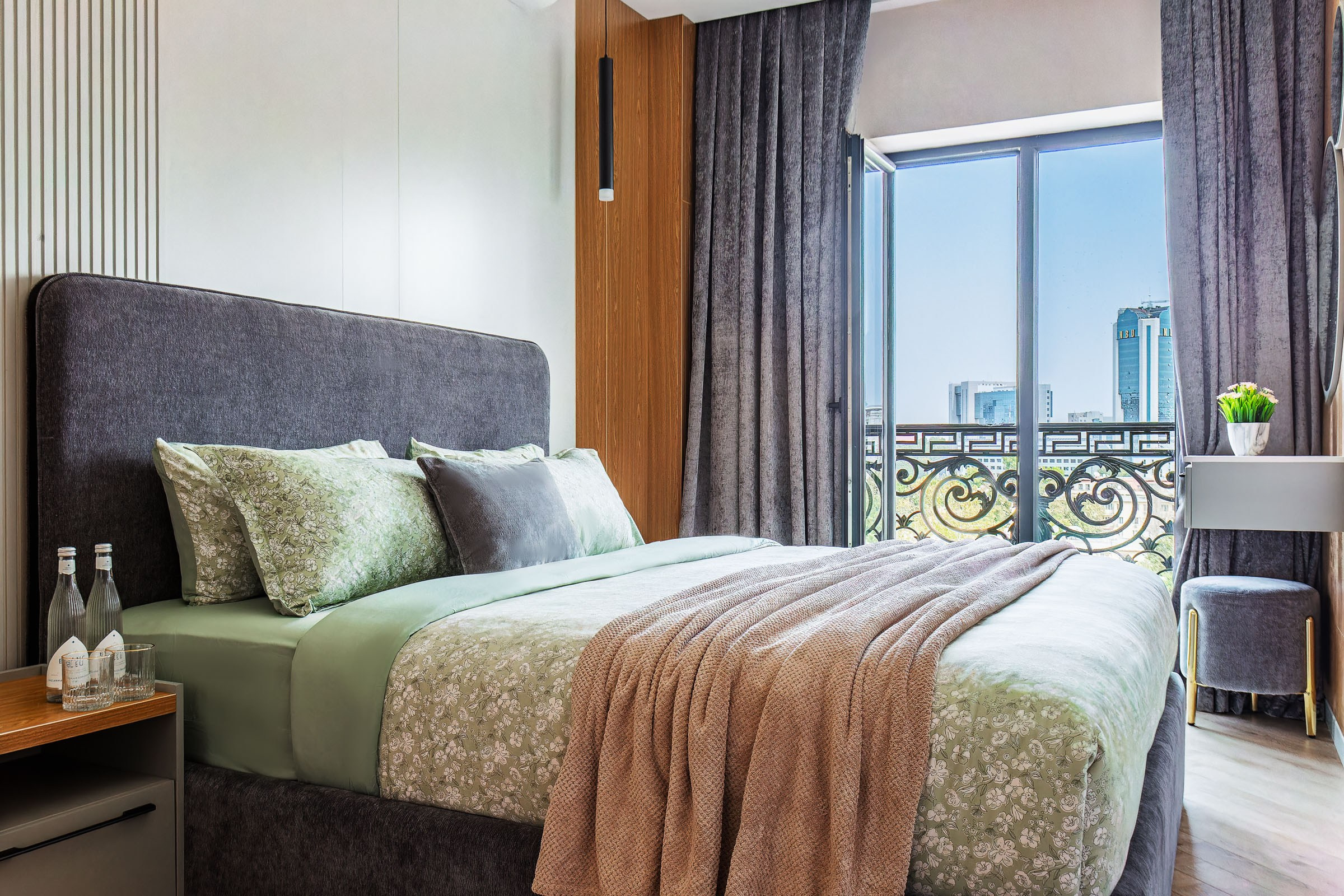 Интерьерный фотограф, Ташкент — рабочий кабинет с минималистичным дизайном.