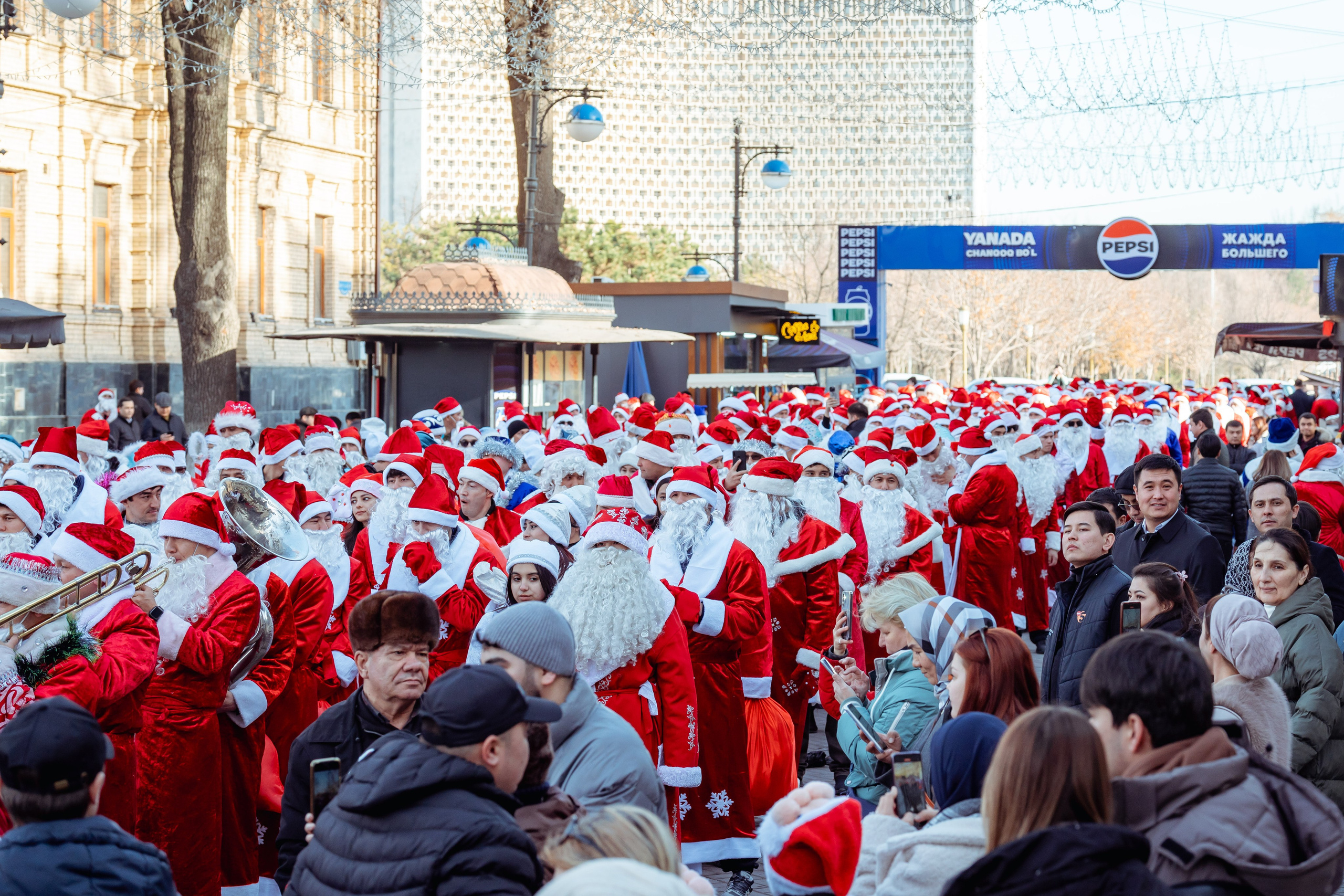 Парад Дедов Морозов. Георгий Намазов | Фотограф в Ташкенте