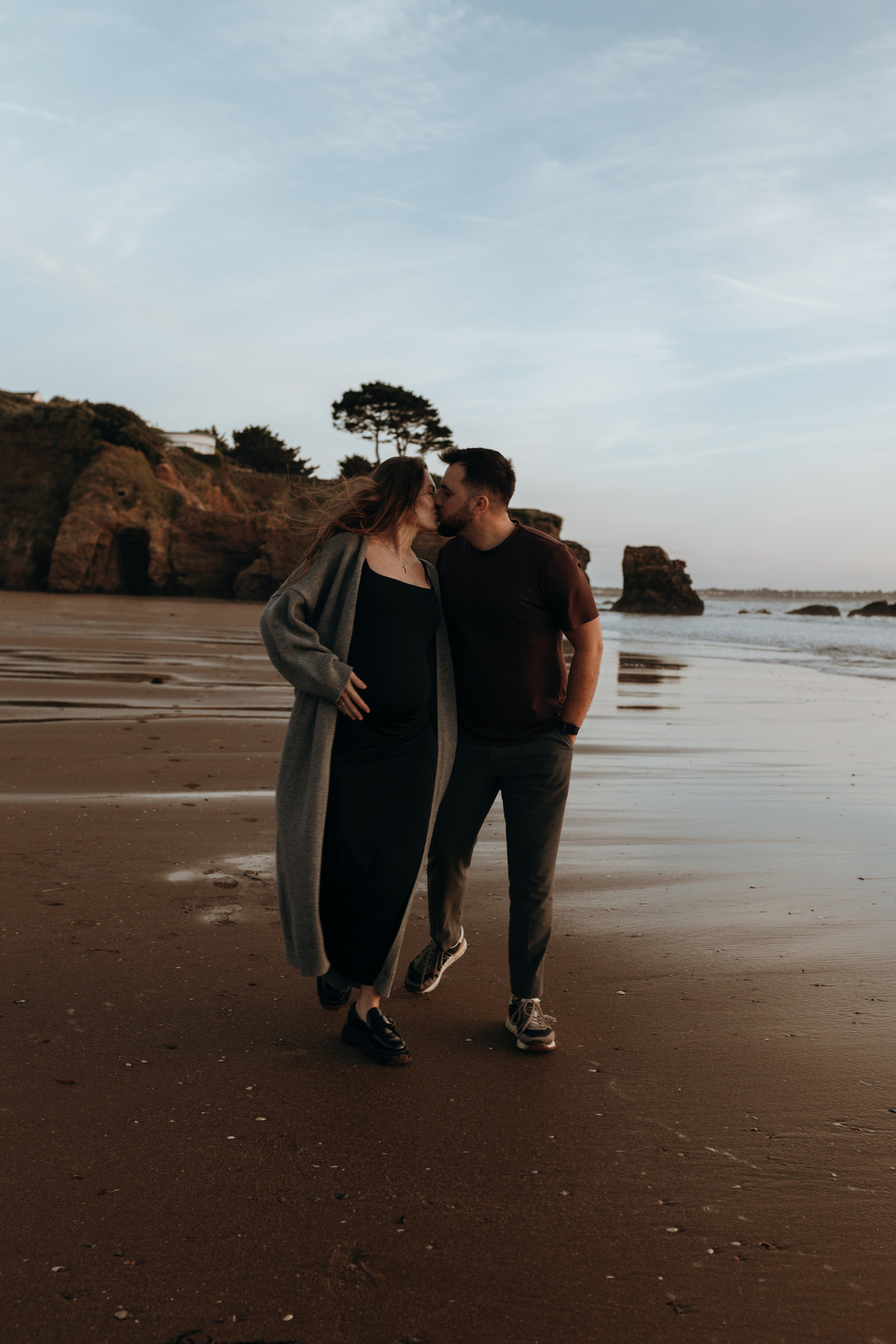 Sunset maternity photoshoot. Annah Louwagie — Lifestyle photographer for couples, families & brands | France & worldwide