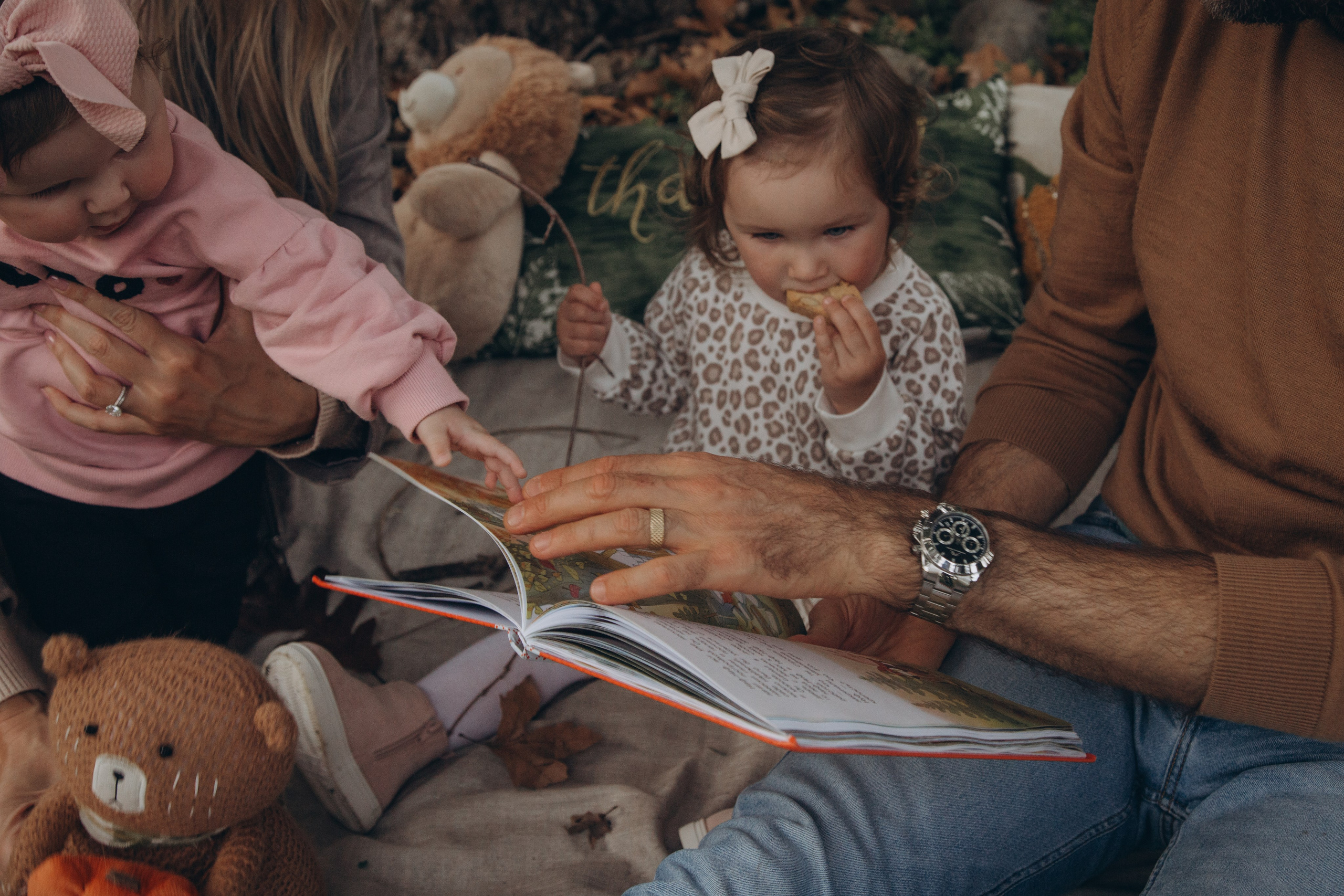 Family in nature. Family and children’s lifestyle photographer Elena Tumanova