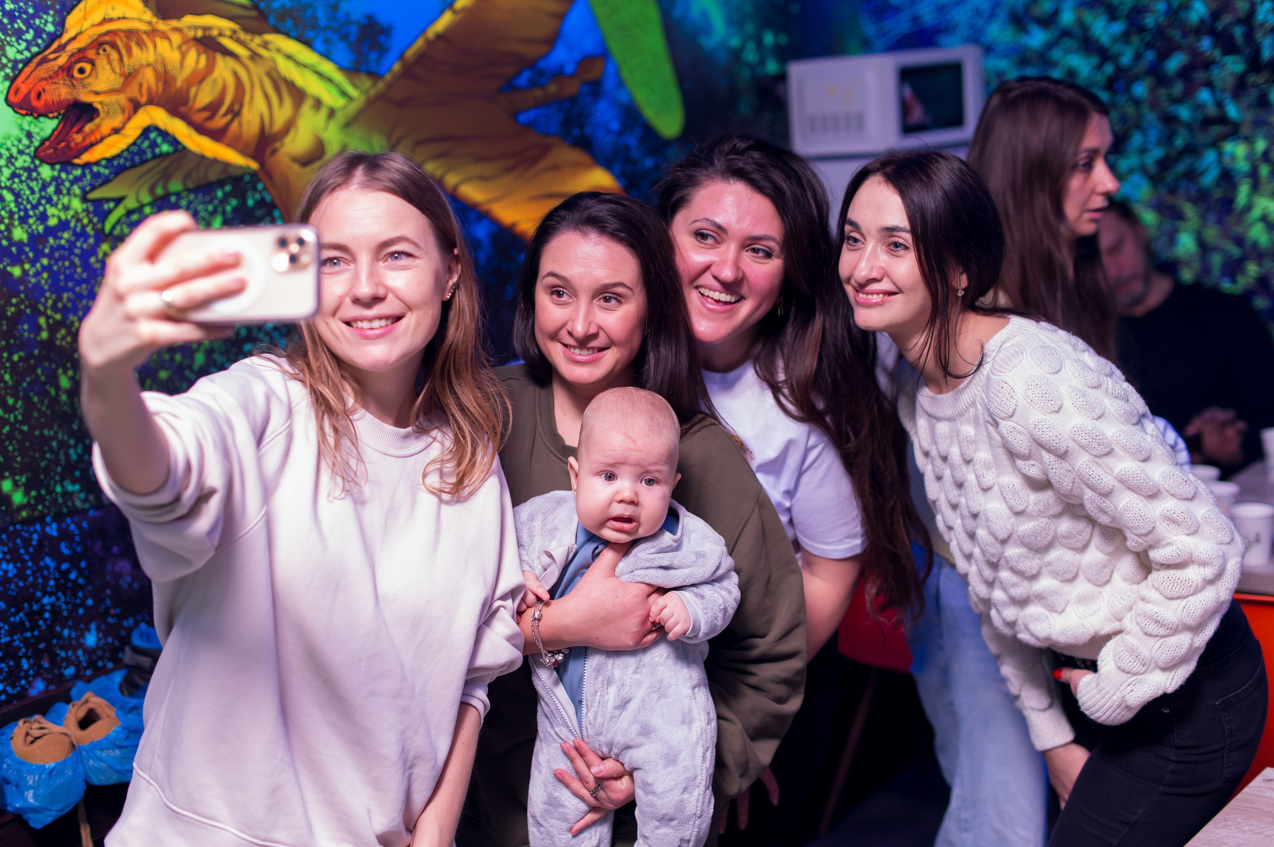 День народження в неоновій кімнаті. Фотограф Київ