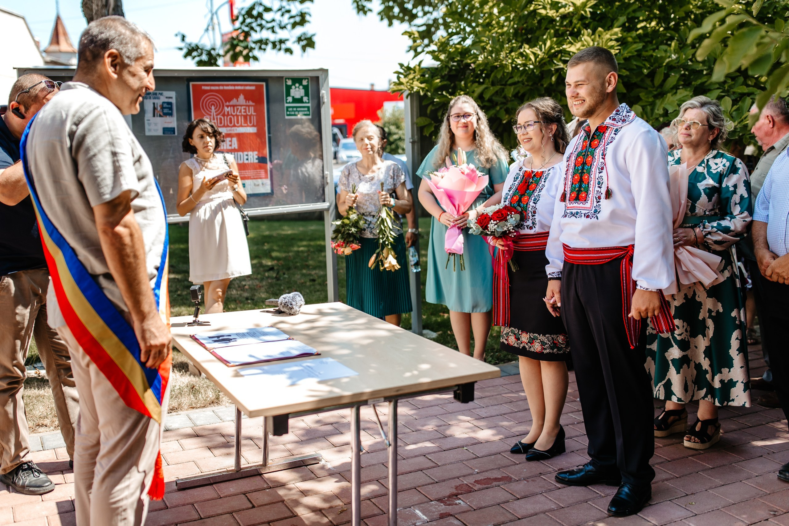 Fotograf stare civilă Siret – Andrei & Andreea în ie tradițională din Bucovina | AlinoFotoStudio