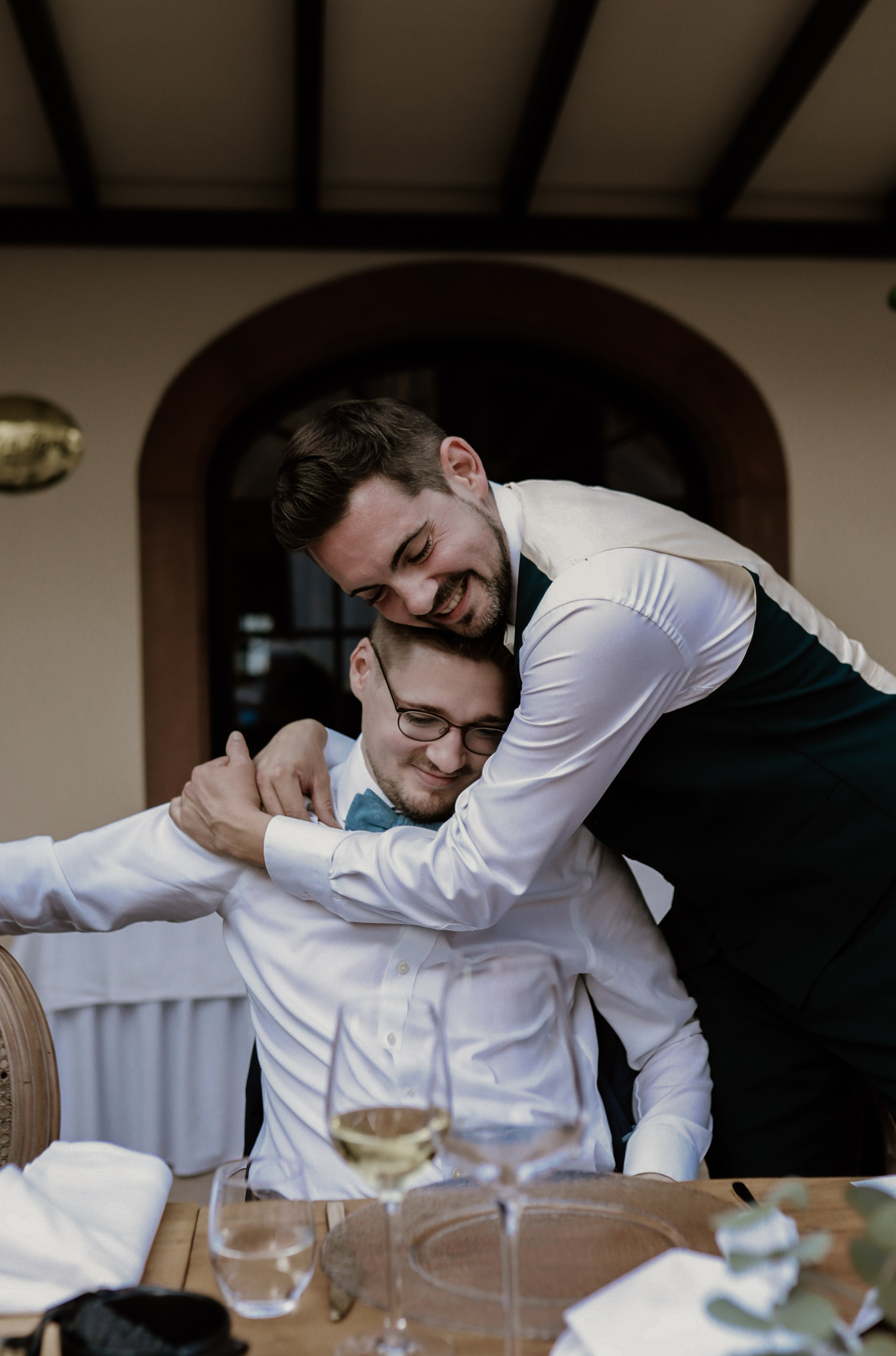 Natürliche Paarfotos im Morrhof mit mediterraner Architektur 