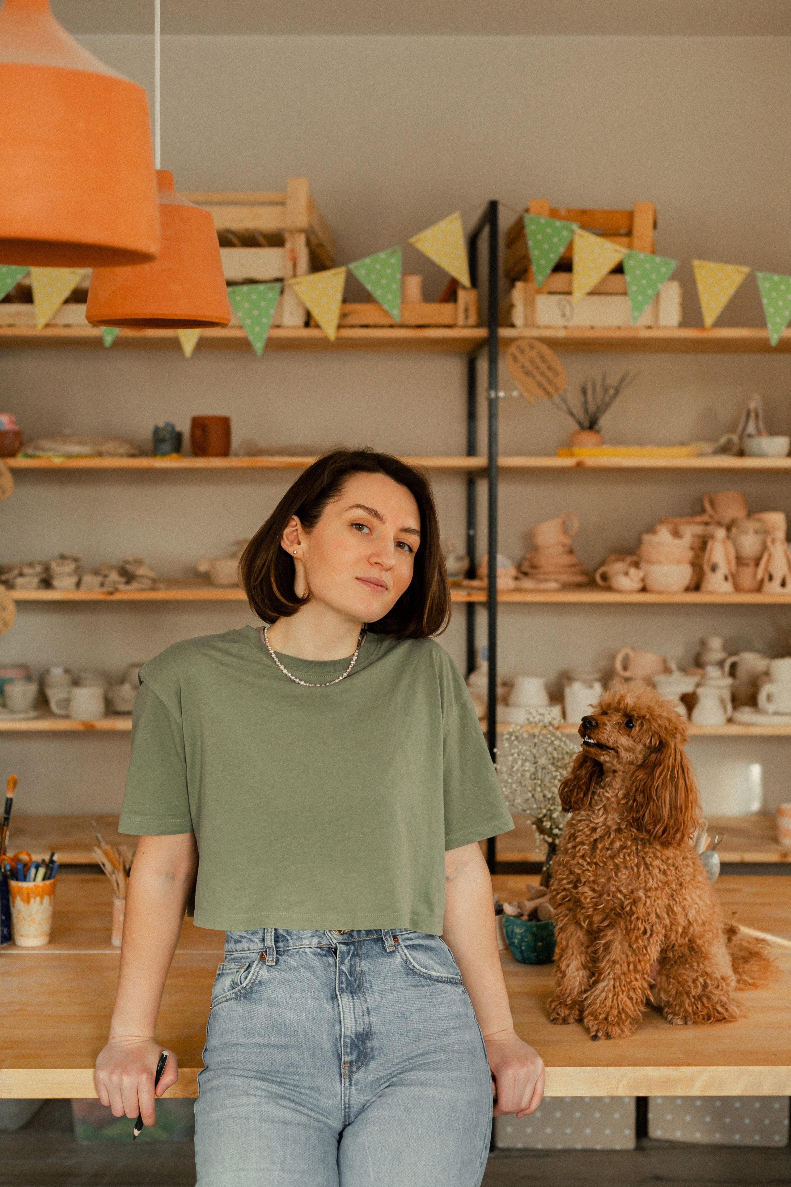 ceramista con su perro en el taller