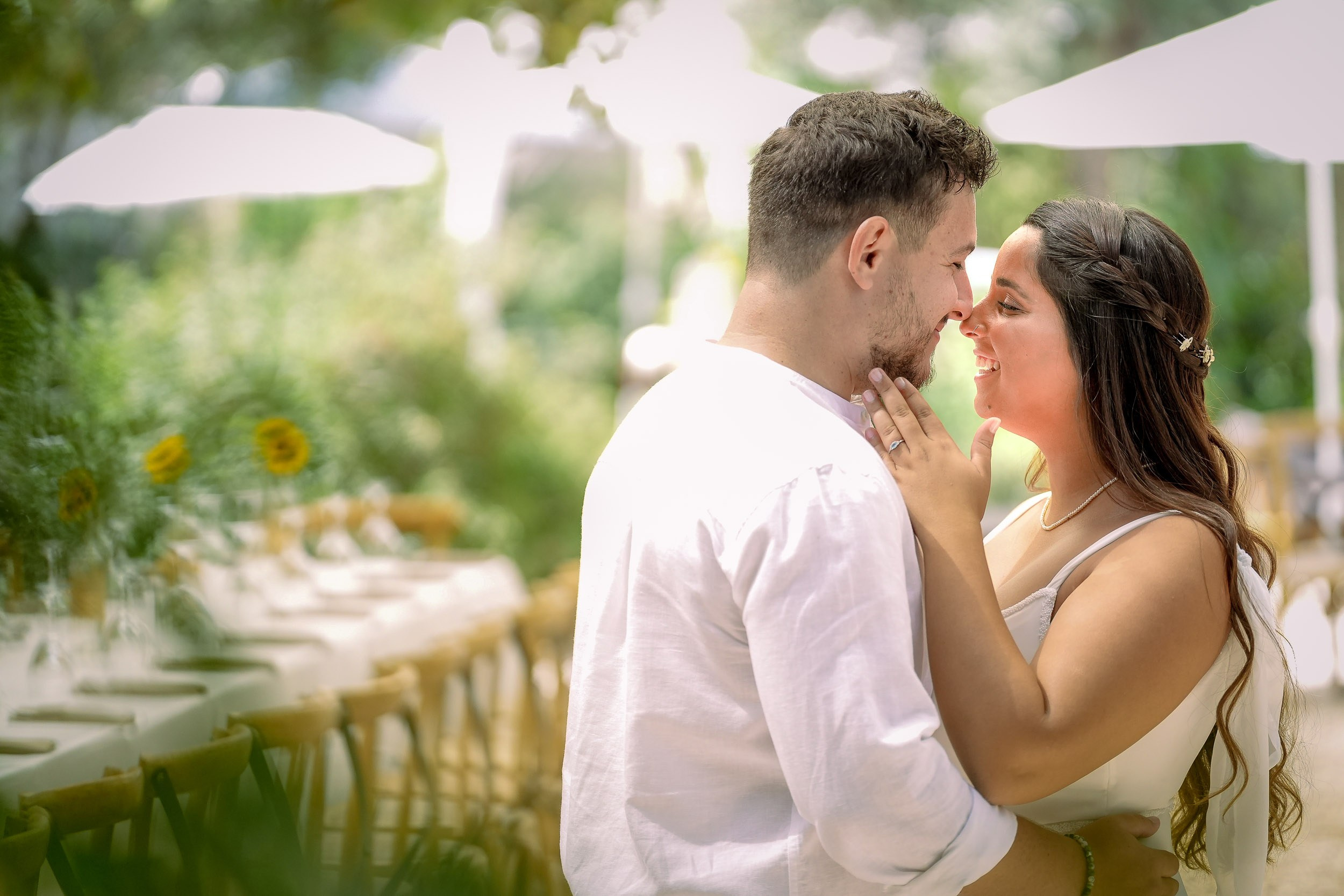 Talia and Ronen embrace in the garden at Villa Nona