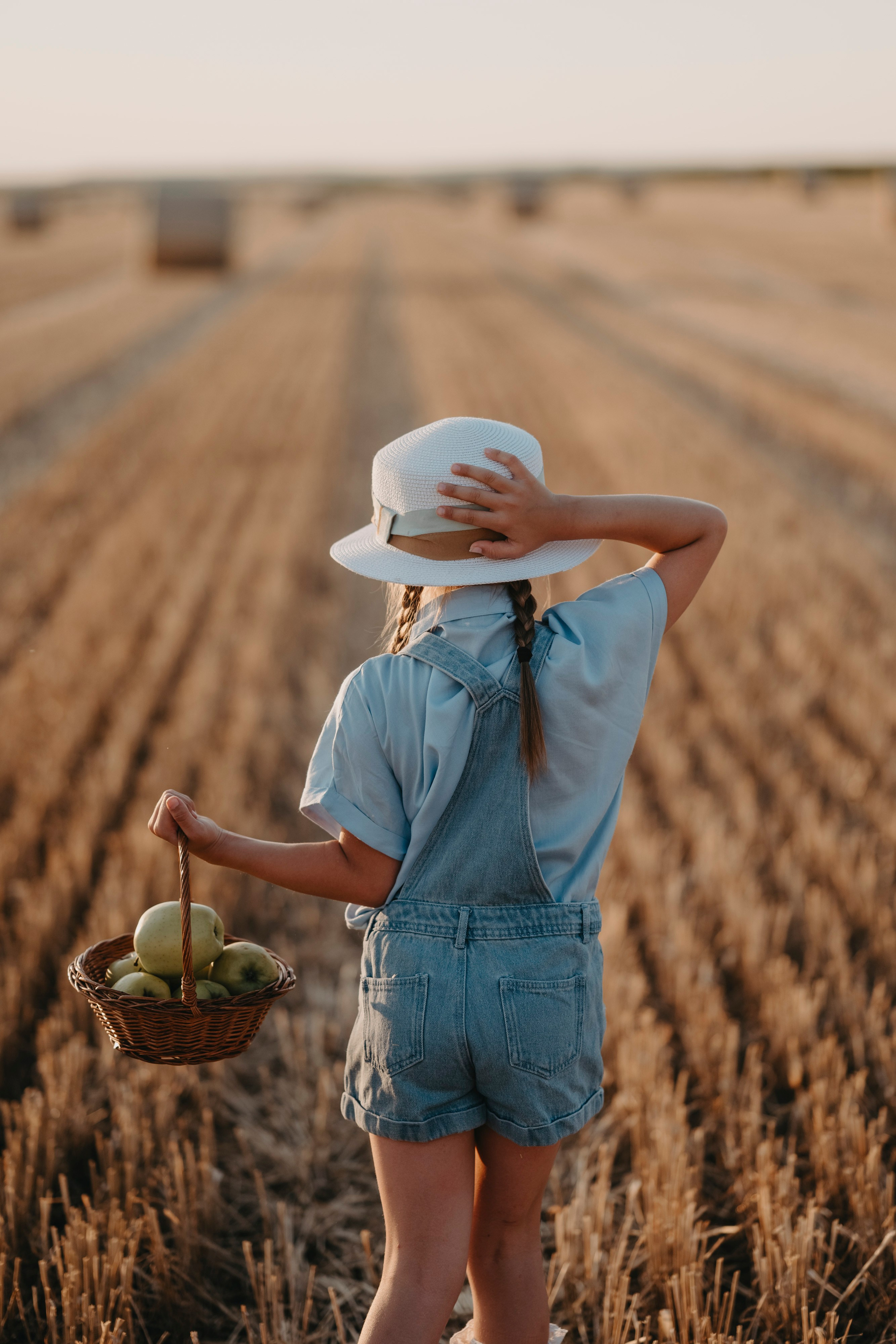 Letnje fotografisanje u polju suncokreta i sena. Deciji i porodicni fotograf u Beogradu Oksana Skendzic