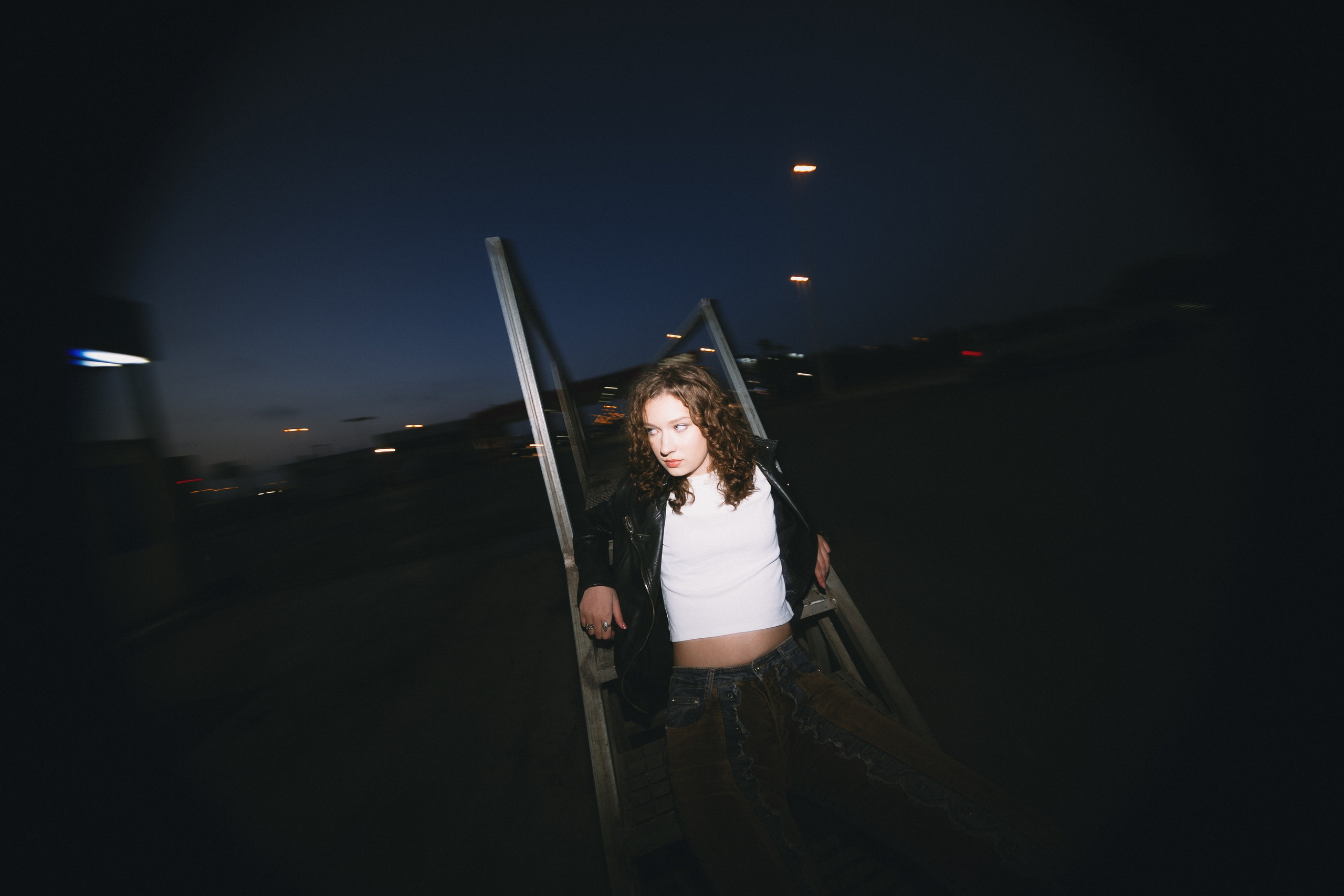 Fotografía nocturna en Torrevieja | Sesión editorial con flash para modelo joven