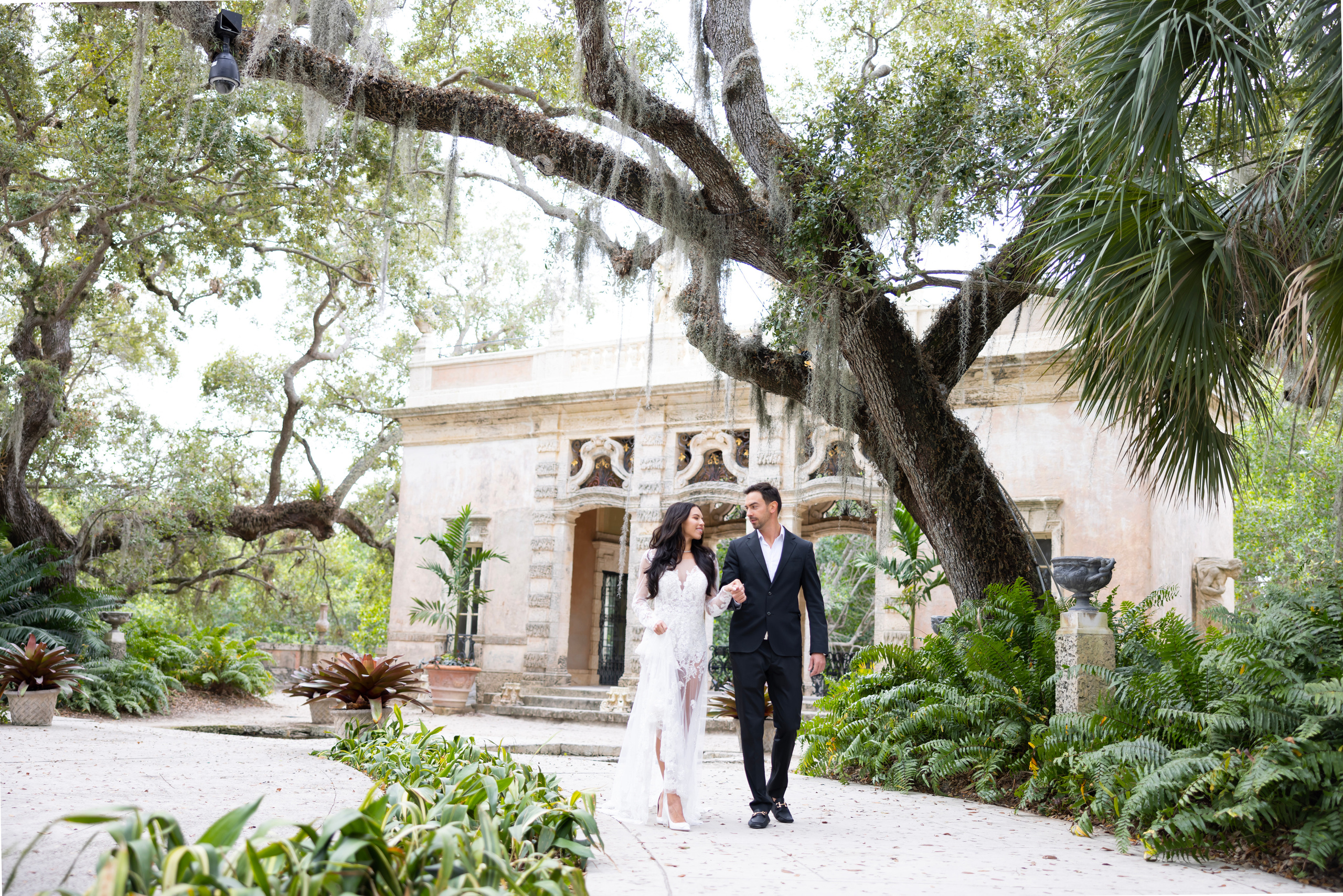 Elegant Wedding in Vizcaya Museum, Miami, FL. Wedding and Event photography, Kisses + Veil
