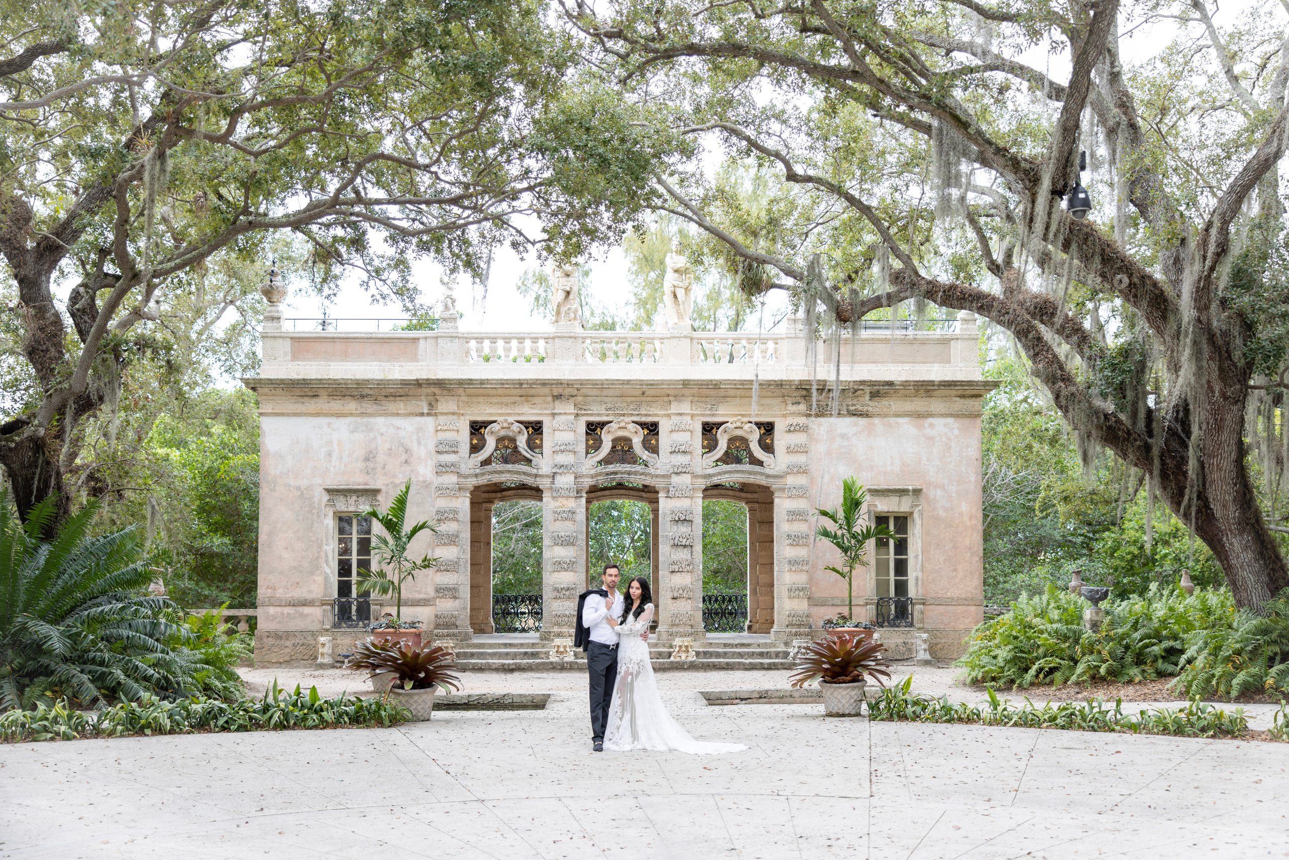 Elegant Wedding in Vizcaya Museum, Miami, FL. Wedding and Event photography, Kisses + Veil