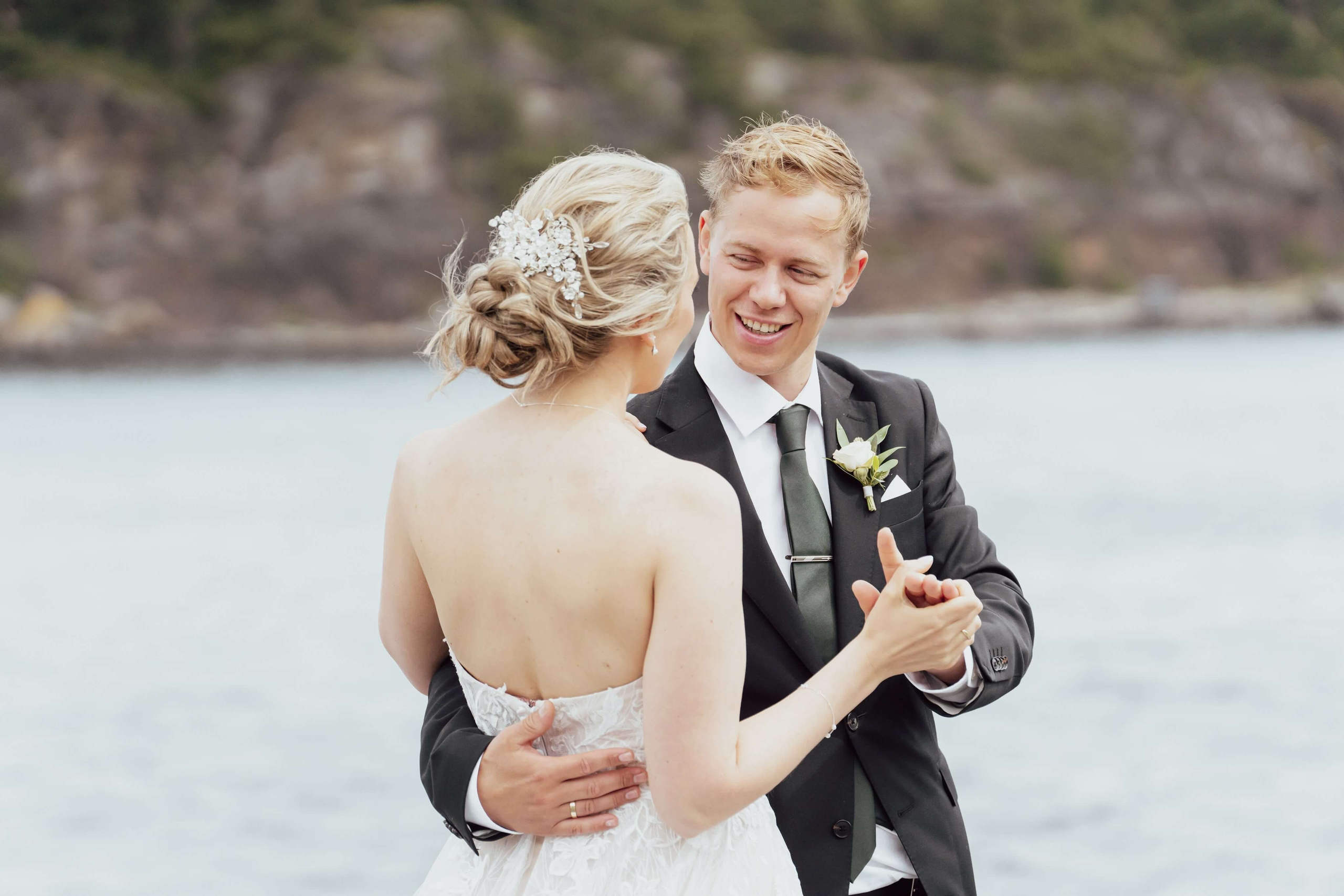 bryllupsfotograf Langesund, brud holder brudgoms hånd