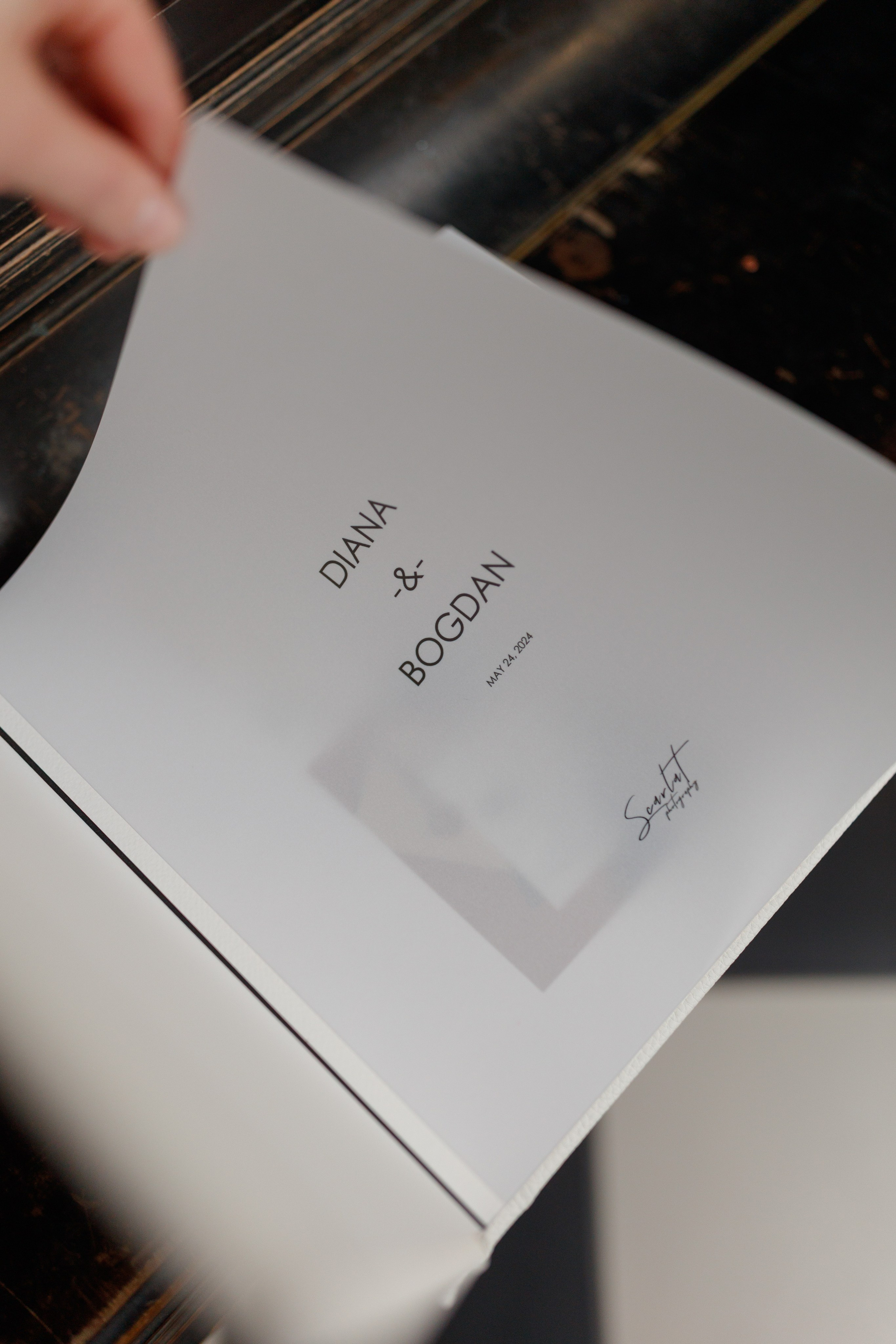 Albume de Nuntă cu Copertă din Eco-Piele Albă –  Eleganță, Lumină și Emoție. Scarlat Photography