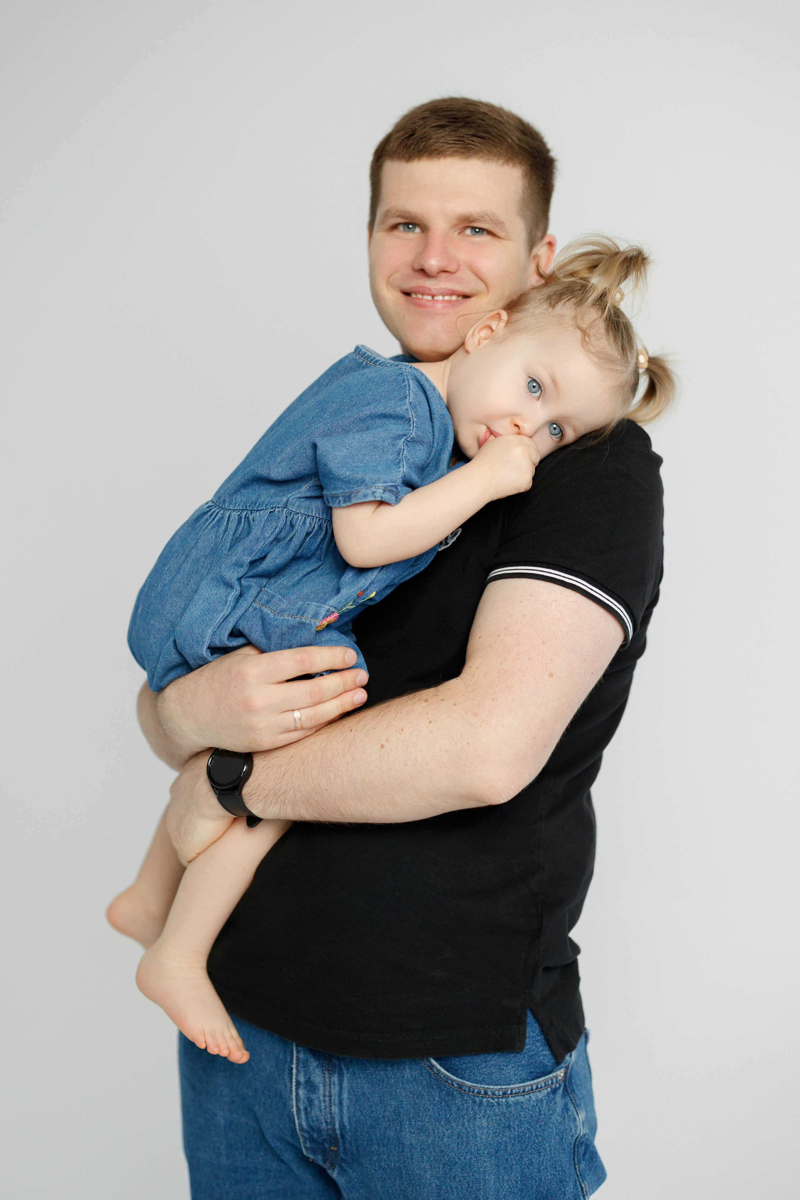 Ședință Foto de Familie — Stil Minimalist pe Fundal Alb. Scarlat Photography