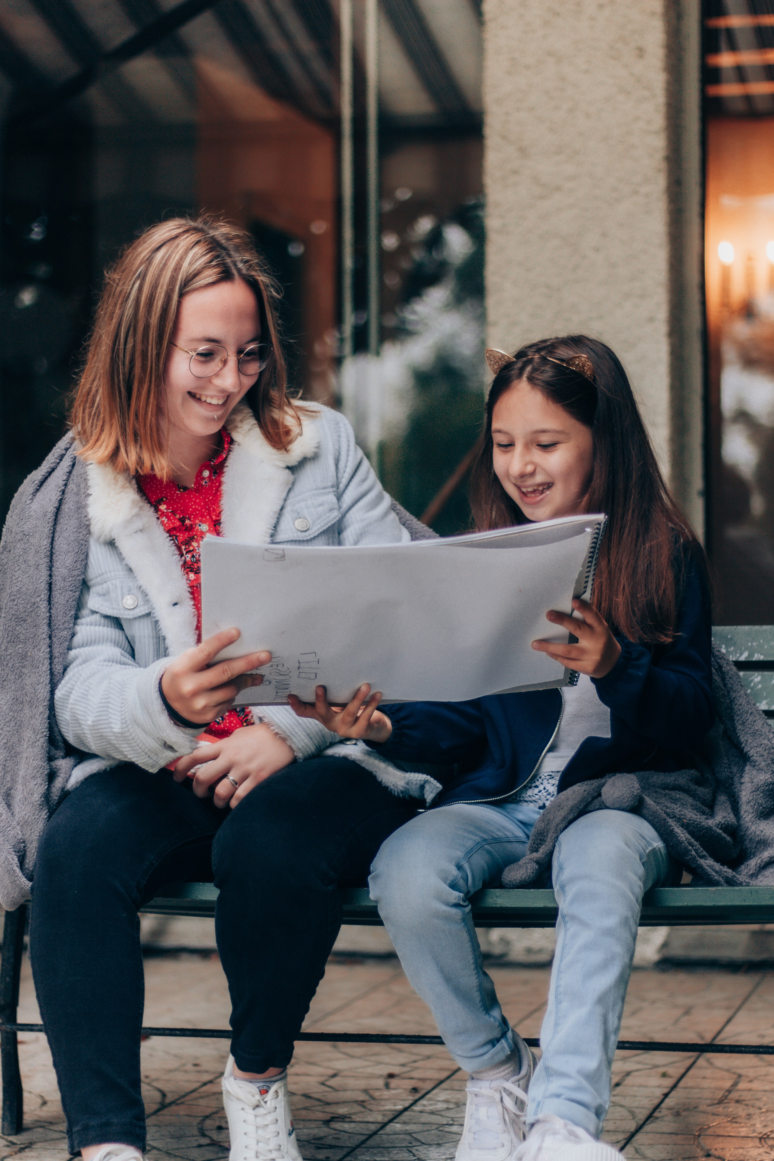 Portrait de deux sœurs réalisé en studio photo de famille entre Poitiers et Tours