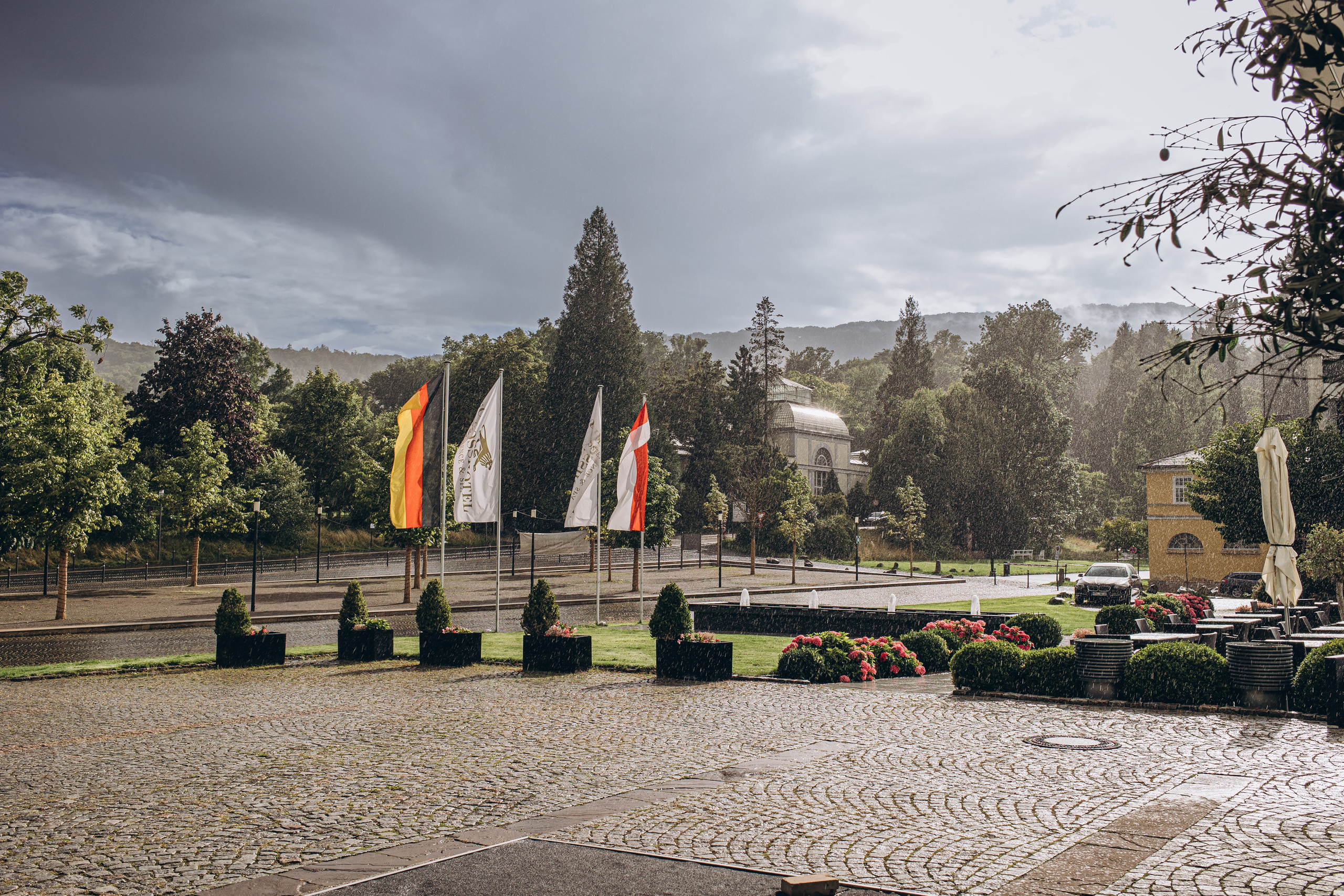 Wedding video Frankfurt – bride and groom walking along the Main river