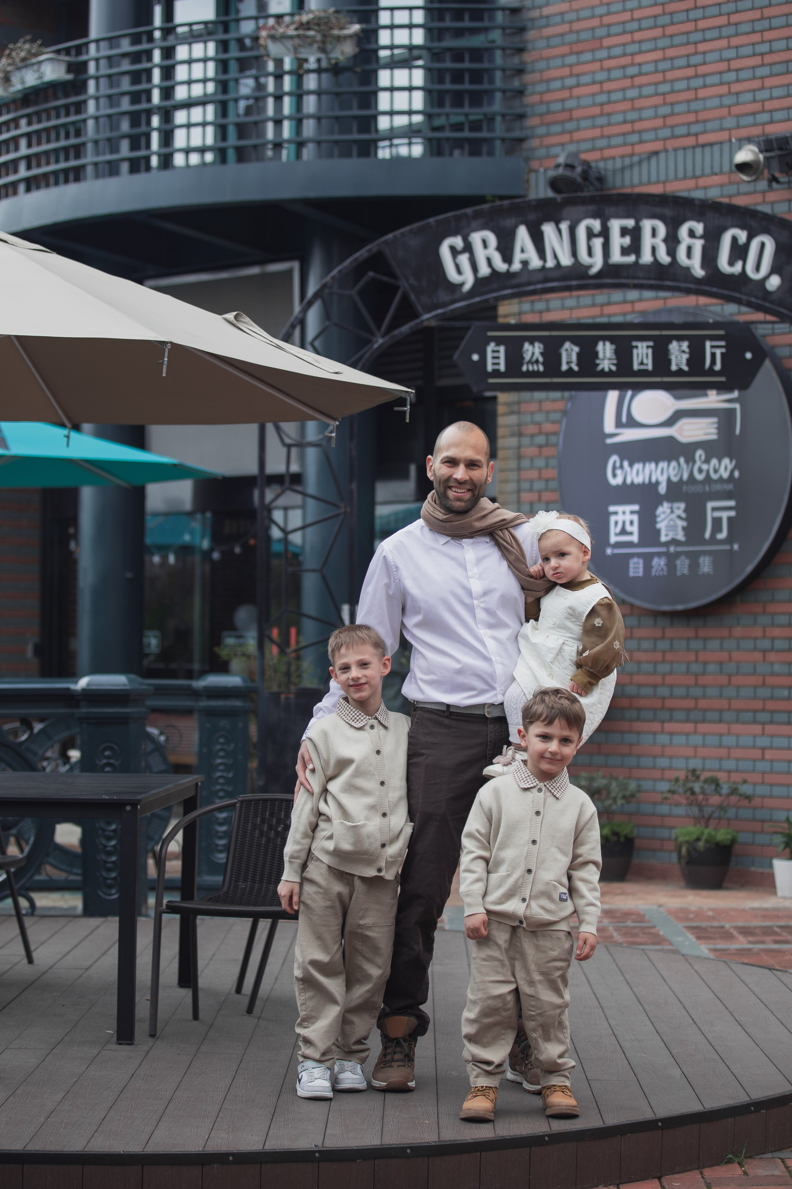 Family photoshoot in Temsa town, Shanghai. Photographer in Shanghai — Lola Pidluskaya