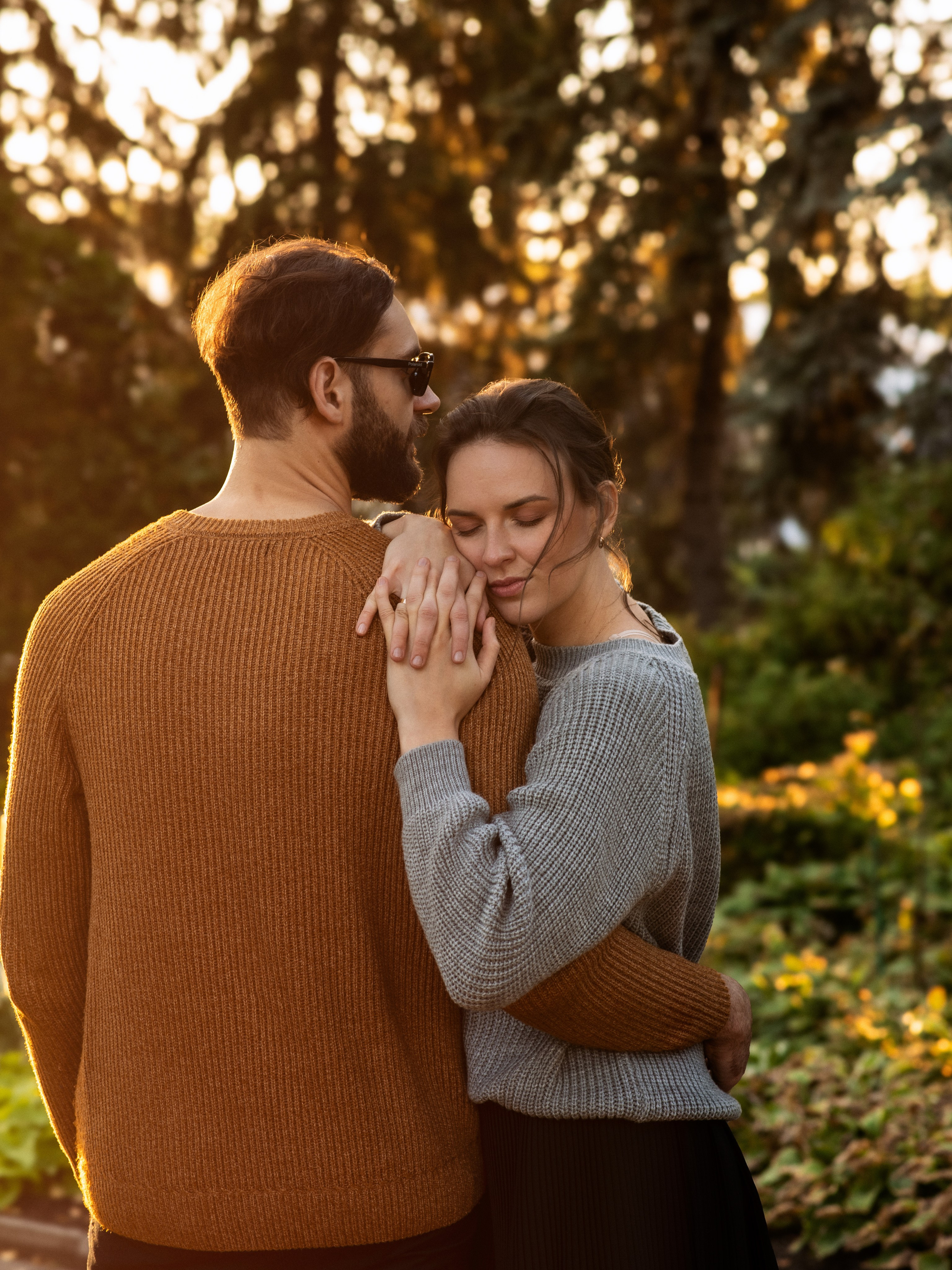 Любовная история пары на закате, тёплые оттенки солнца, фотосессия в Анталии