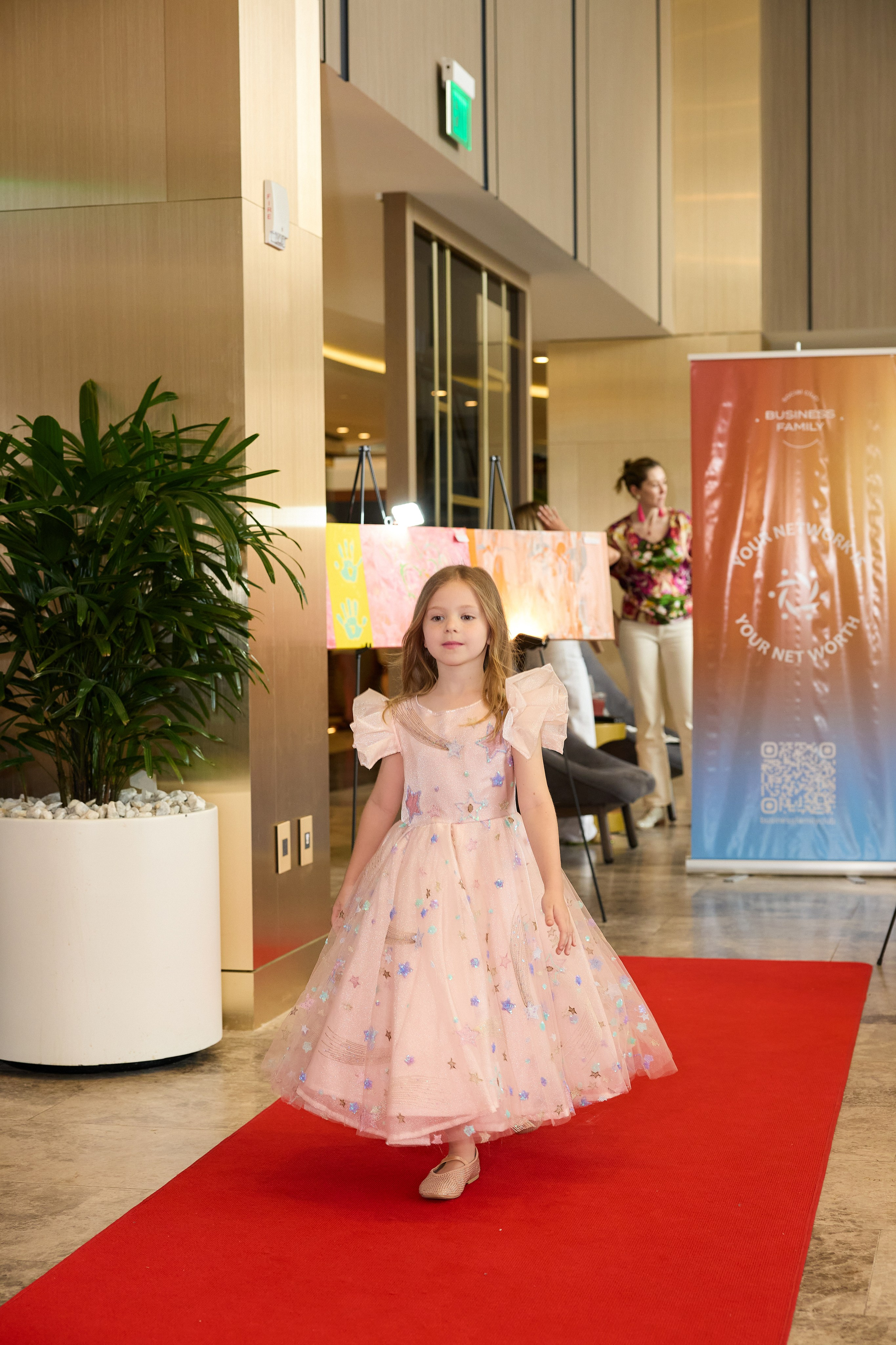 Авторская благотворительная художественная выставка Дианы Бортник. Фотограф Юлия Маковеева