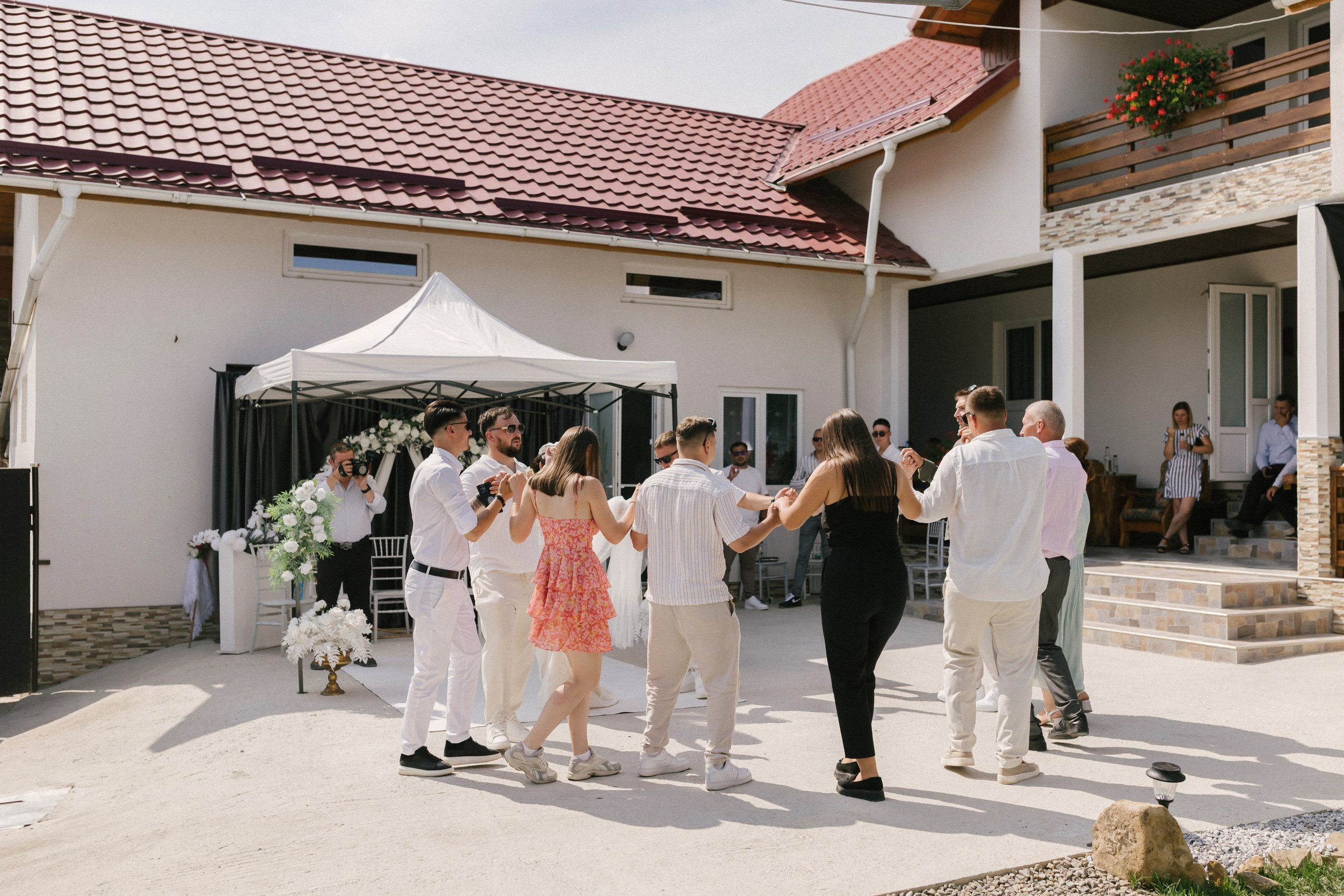 1. Mireasa Adriana în timpul pregătirilor de nuntă în Tudora Botoșani2. Costumul mirelui Ionuț fotografiat artistic în ziua nunții3. Prietenii mirelui la tradițiile de nuntă în Tudora4. Bărbieritul mirelui în cadrul obiceiurilor tradiționale de nuntă5. Fotografii de familie la biserică în ziua nunții6. Portret de familie cu mirii și copilul lor la nunta din Botoșani7. Primul dans al mirilor la Mariage Dor Baisa Botoșani8. Decor elegant de nuntă la Mariage Dor Baisa9. Emoții și tradiții la nunta din Tudora județul Botoșani10. Fotograf profesionist de nuntă în Botoșani surprinzând momente autentice - otograf-nunta-botosanifotograf-evenimente-botosanifotograf-profesionist-botosanifotograf-nunta-tudoranunta-tudora-botosanisedinta-foto-nunta-botosanipoze-nunta-botosanifotografii-nunta-tudorafotograf-cununie-religioasa-botosanibiserica-sfintii-imparati-constantin-si-elena-tudoramariage-dor-baisa-botosanirestaurant-nunta-botosanidansul-mirilor-mariage-dorpregatiri-mire-botosanipregatiri-mireasa-botosanitraditii-nunta-moldovaobiceiuri-nunta-tudorafotograf-familie-nunta-botosaniportret-miri-botosanigalerie-foto-nunta-botosanialbum-foto-nunta-botosaninunta-eleganta-botosaninunta-cu-traditii-botosanifotograf-premium-nunta-botosaniservicii-foto-video-botosanipoveste-de-nunta-botosanifotograf-documentar-nuntafotograf-natural-emotionalmiri-ionut-si-adriananunta-autentica-tudora -otograf-nunta-botosanifotograf-nunta-tudoranunta-tudora-botosanifotograf-evenimente-botosanifotograf-profesionist-botosaniservicii-foto-video-botosanigalerie-foto-nunta-botosanialbum-foto-nunta-botosani - nunta-autentica-botosaninunta-cu-traditii-botosanipoveste-de-nunta-botosanifotografii-emotionante-nuntamomente-autentice-nuntafotografie-documentara-nuntafotograf-natural-nunta- pregatiri-miri-tudorabiserica-tudora-botosanicununie-religioasa-tudoramariage-dor-baisa-botosanipetrecere-nunta-botosanivalsul-mirilor-botosani - alino-foto-studio-botosaniionut-si-adriana-nunta-tudorafotograf-alin-chirila-botosani