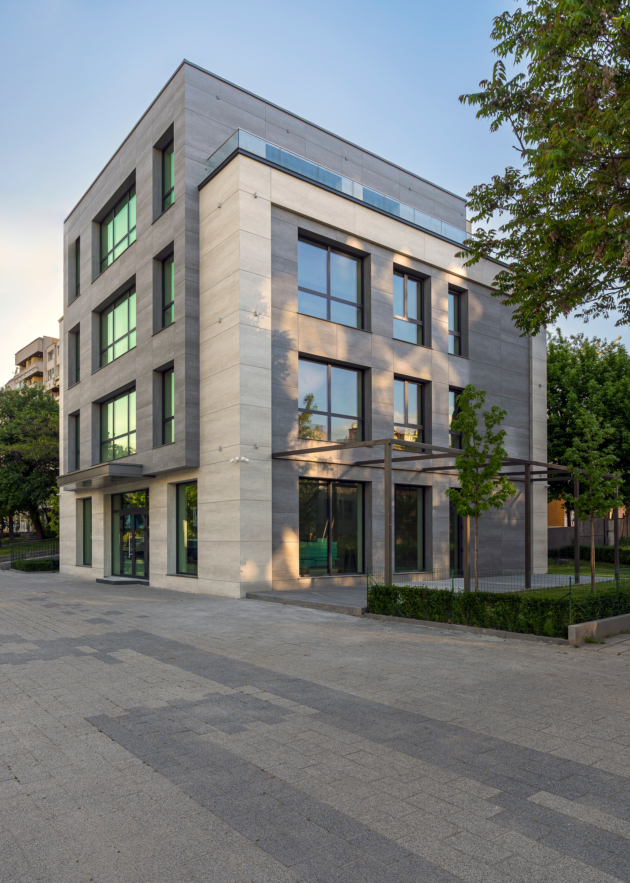 Екстериор на бизнес сграда. Професионален фотограф в Пловдив и областта