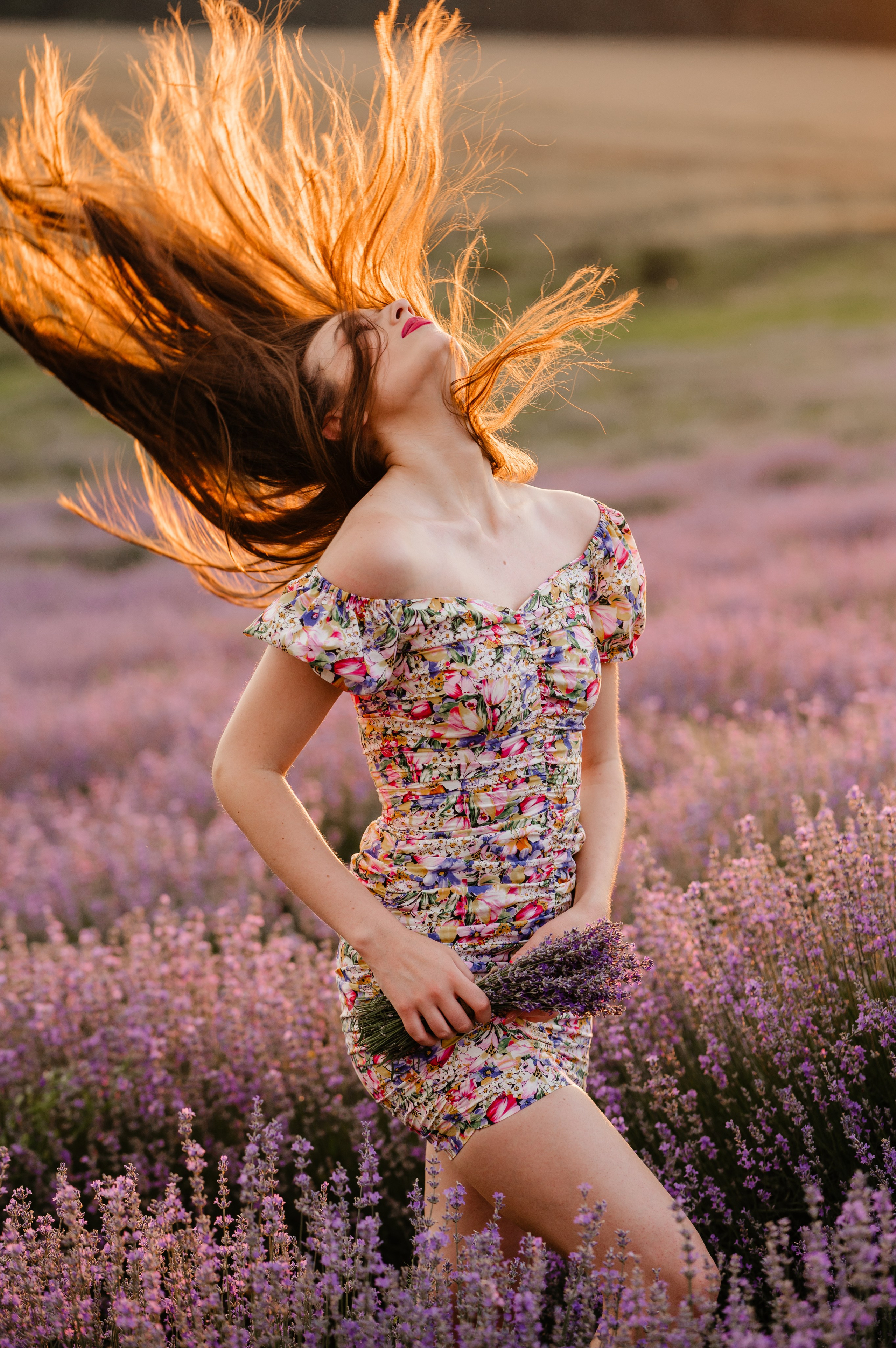 Sedinta foto in lanul de lavanda. Proud Vision Weddings | Wedding Photography & Film — Servicii profesionale Foto Video Nunta Iasi