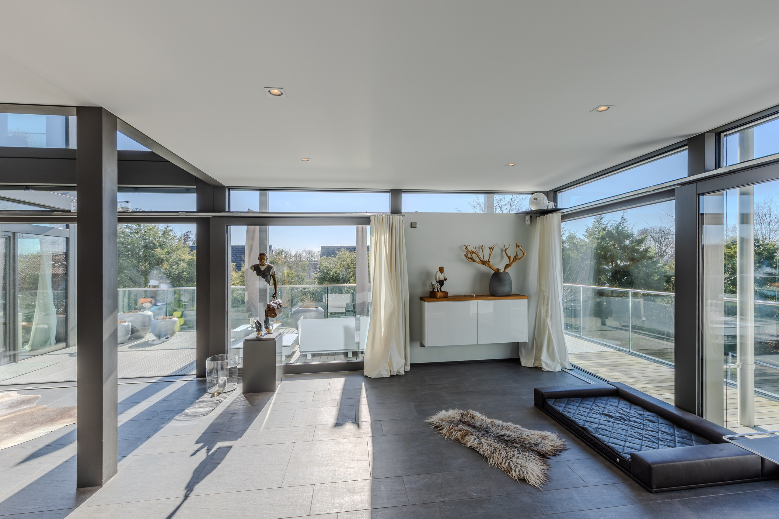 Портфолио съемки интерьеров недвижимости. Светлая гостиная с профессиональной постановкой – пример работы фотографа Сергея Невельского