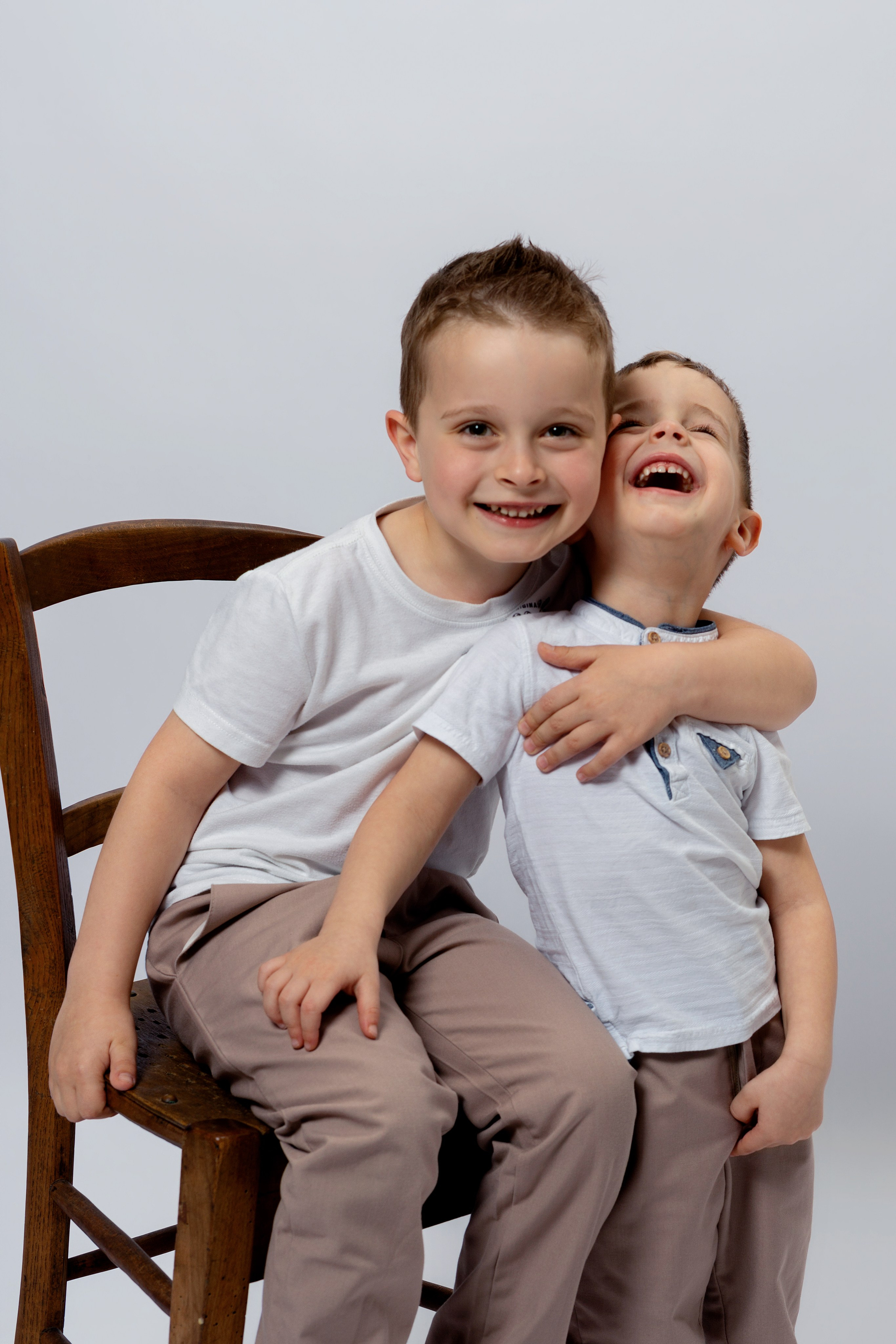 Seànce photo enfants à Roanne - deux frères en studio. Petit trésor photos de famille, grossesse et nouveau-né à Roanne