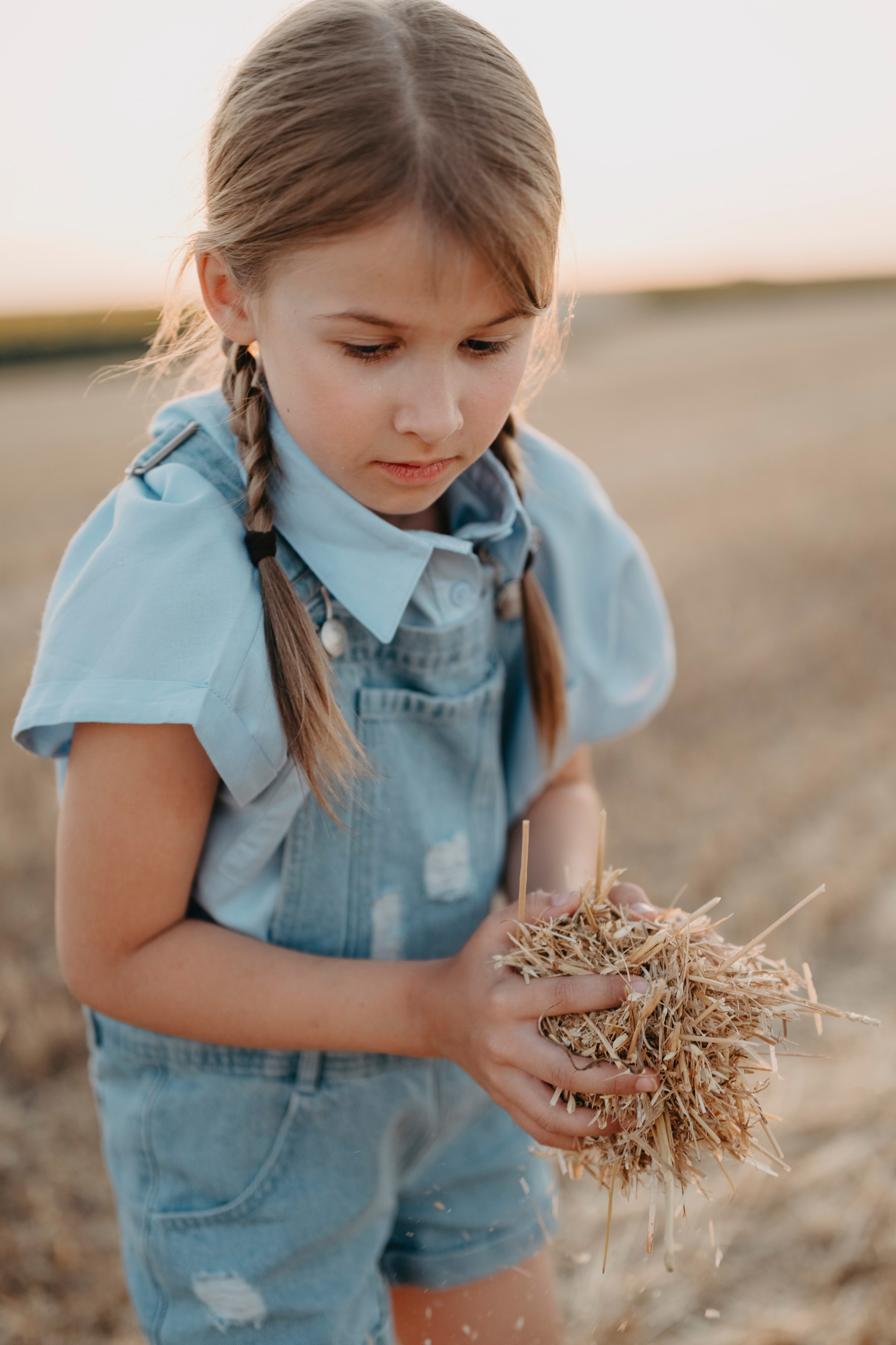 Letnje fotografisanje u polju suncokreta i sena. Deciji i porodicni fotograf u Beogradu Oksana Skendzic