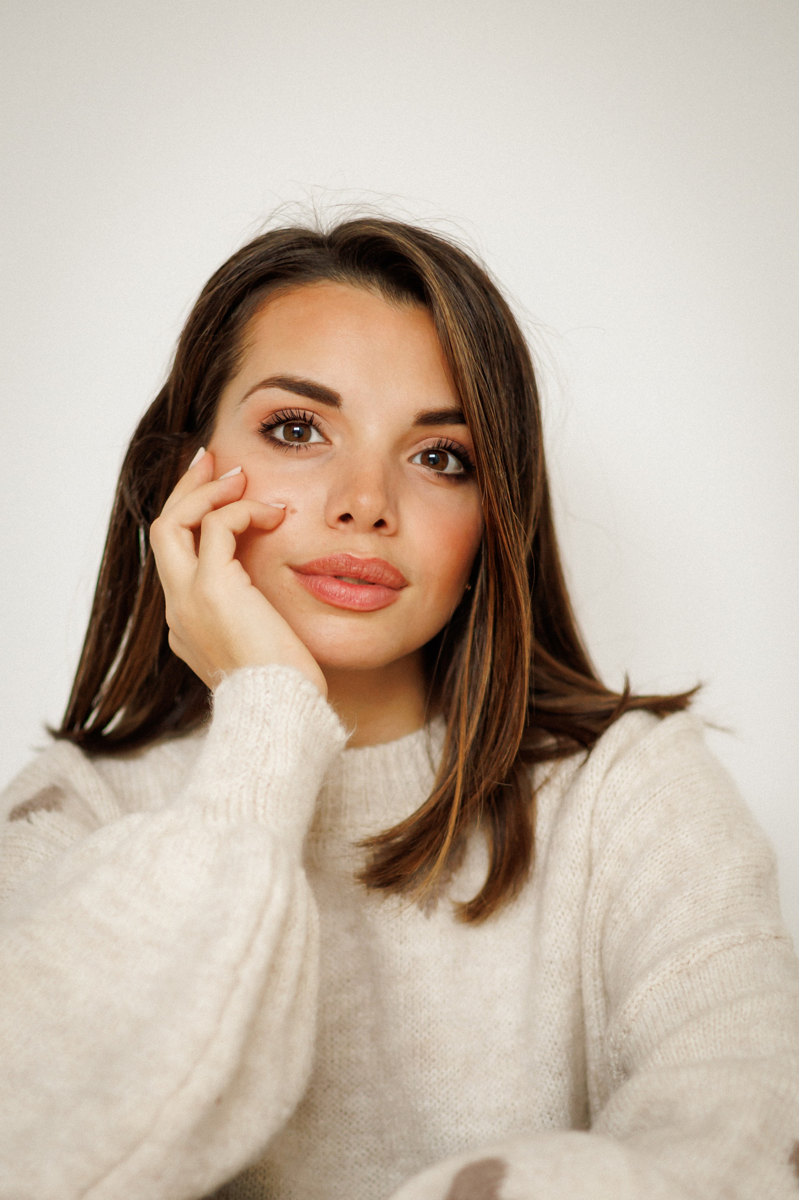 Posa naturale per servizio fotografico di branding a Milano. 