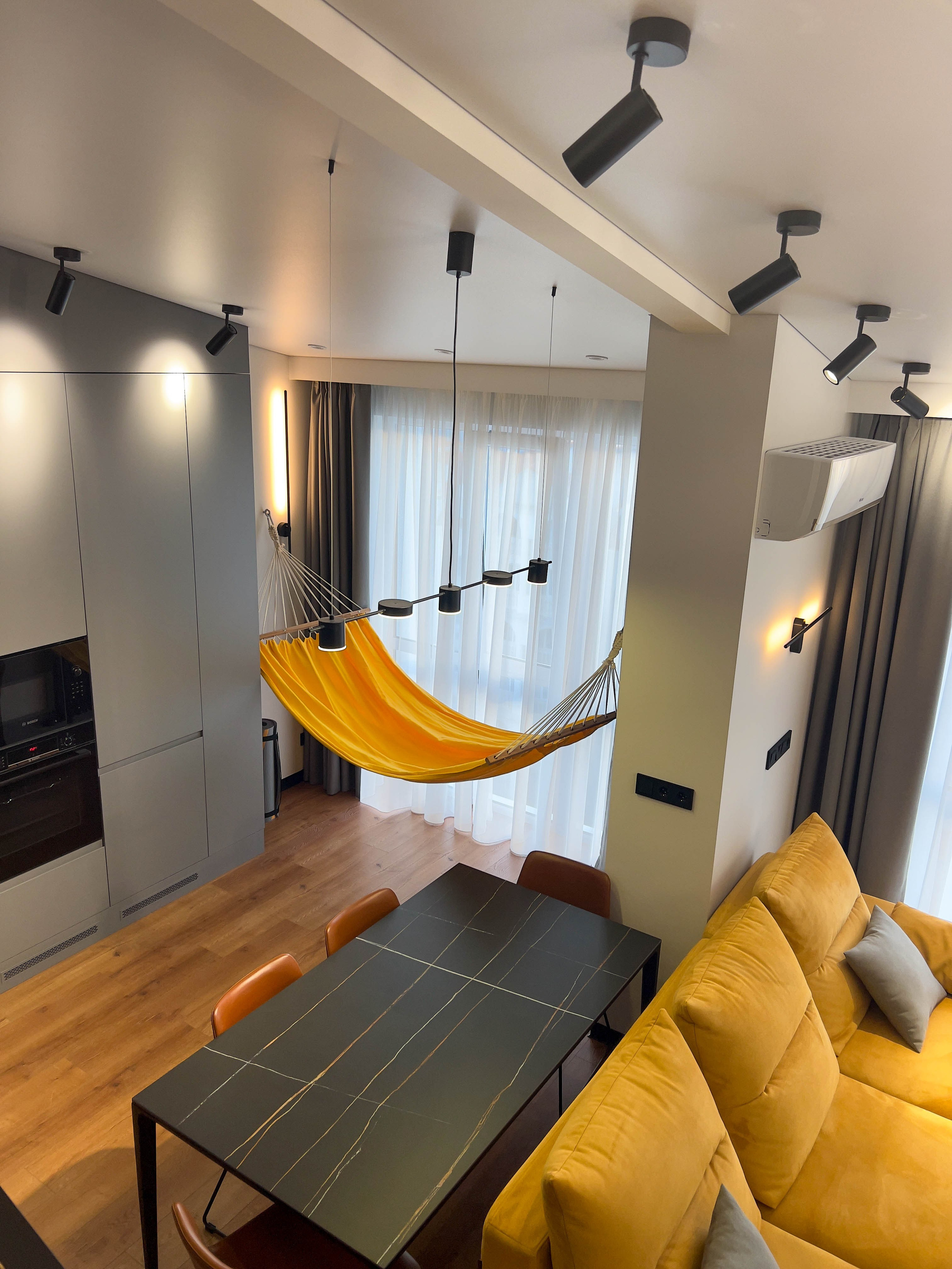 The apartment is on two levels. Fotograf Dmitrii Donets