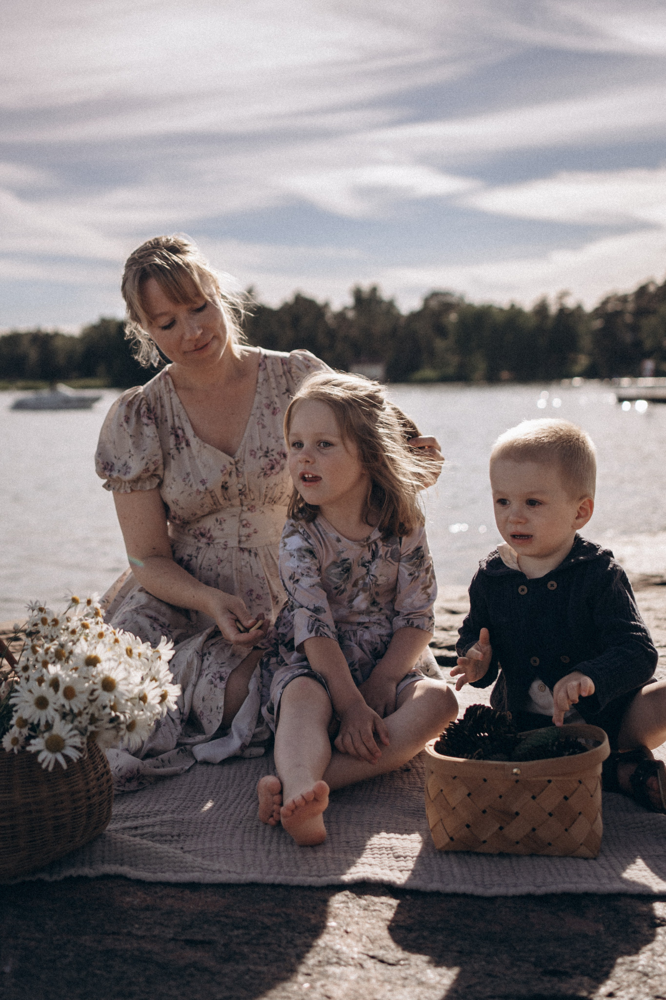 Sunny day on the cliffs. Family photographer in Helsinki, Victoria Guadagno
