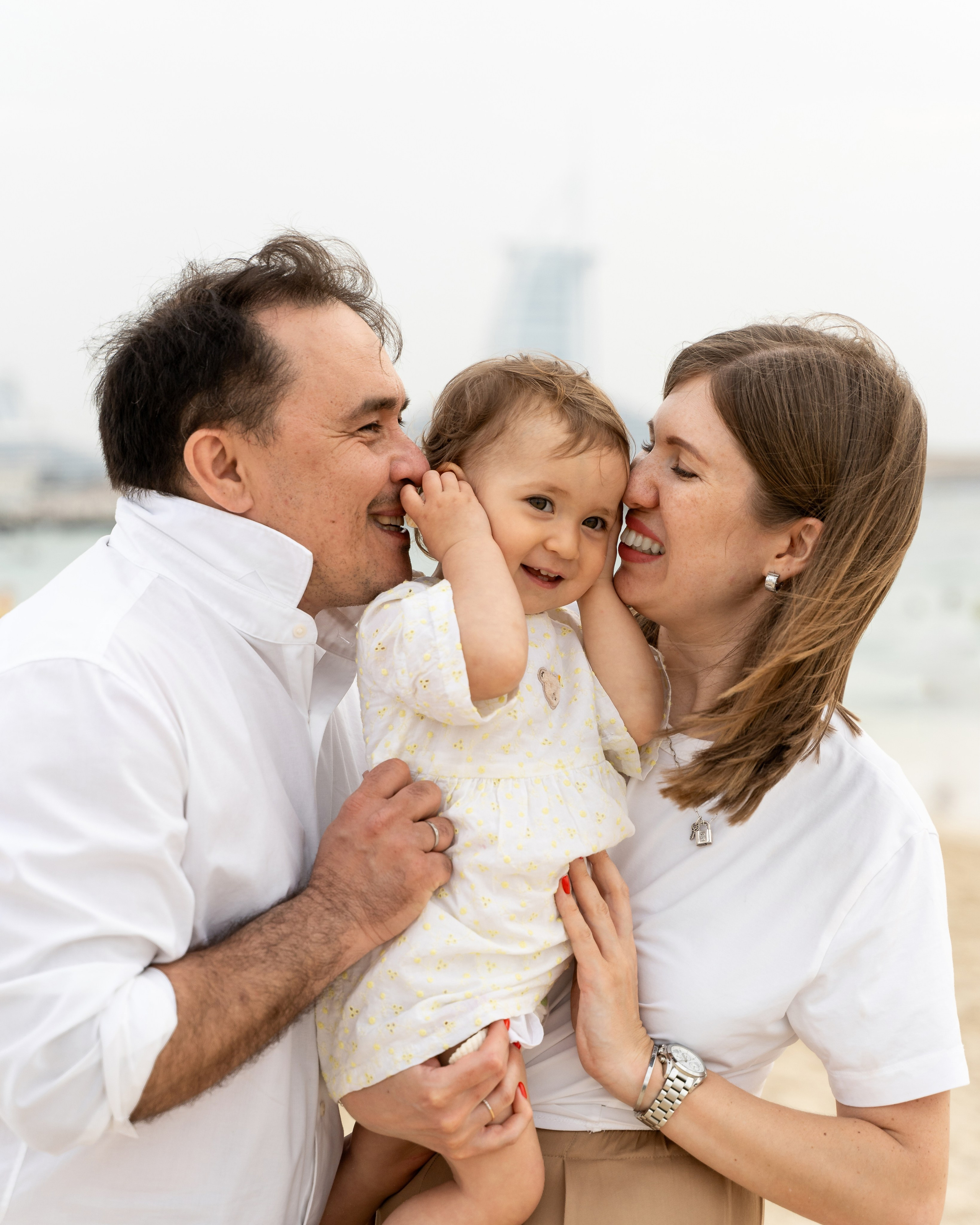 Семья на пляже в Дубае. Фотограф в Абу Даби Марина