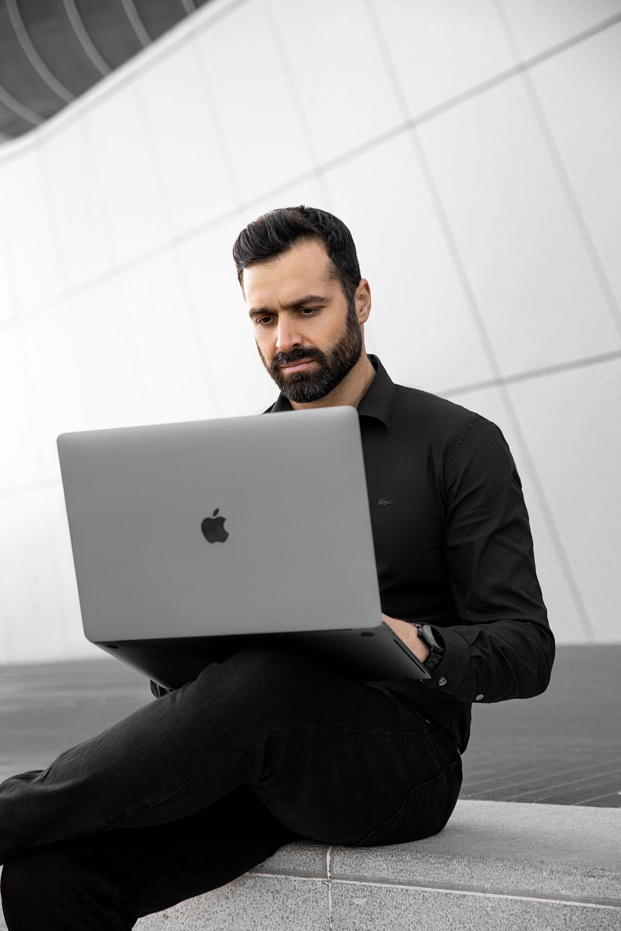 BUSINESS PORTRAIT. Photo and video production. Editing & retouching services. Training