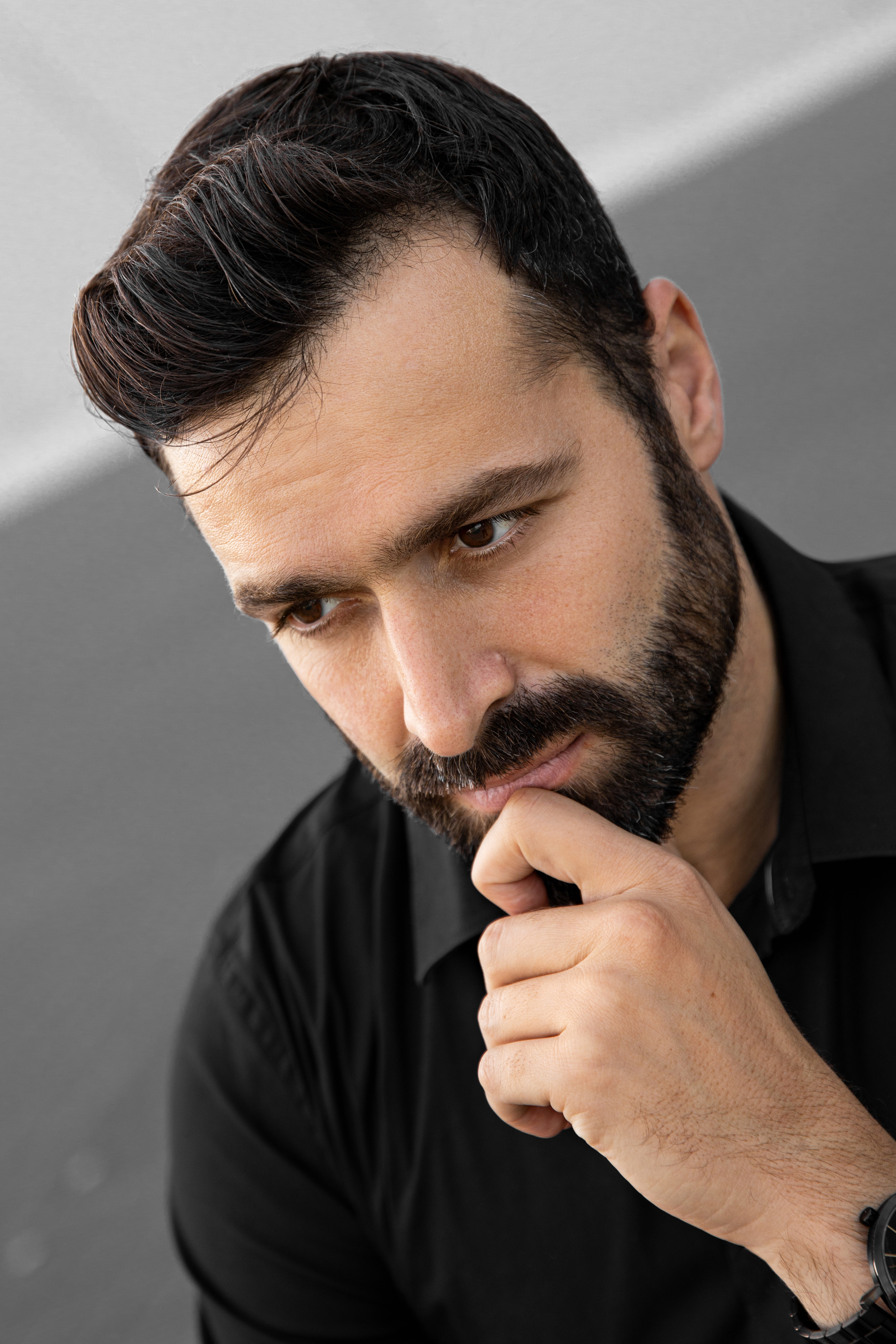 BUSINESS PORTRAIT. Photo and video production. Editing & retouching services. Training