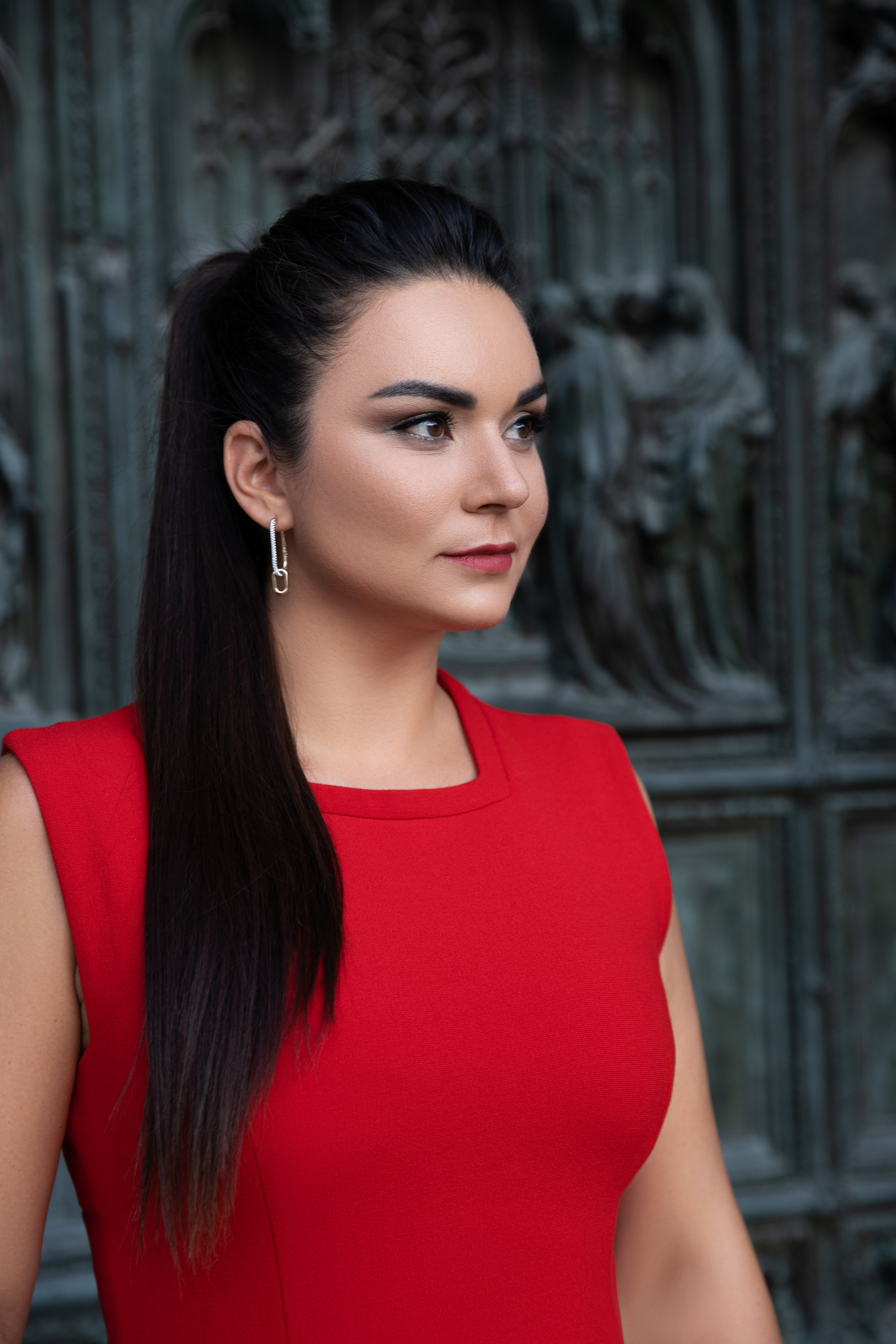 PORTRAIT. Photo and video production. Editing & retouching services. Training