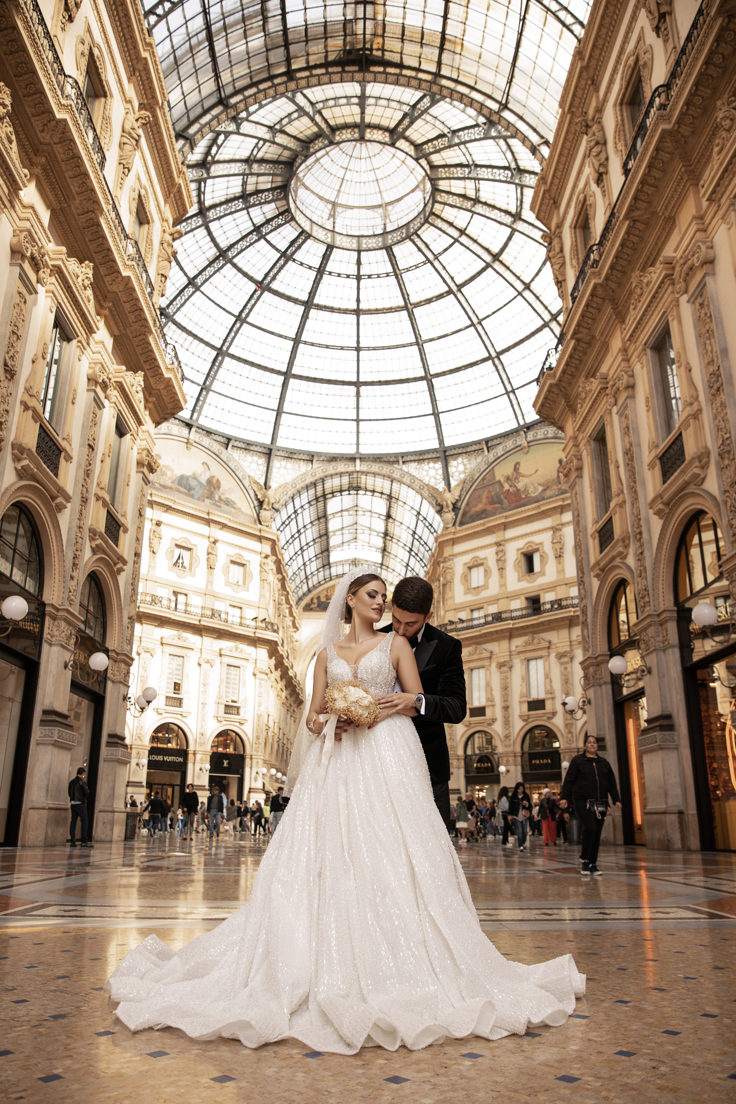 WEDDING. Photo and video production. Editing & retouching services. Training