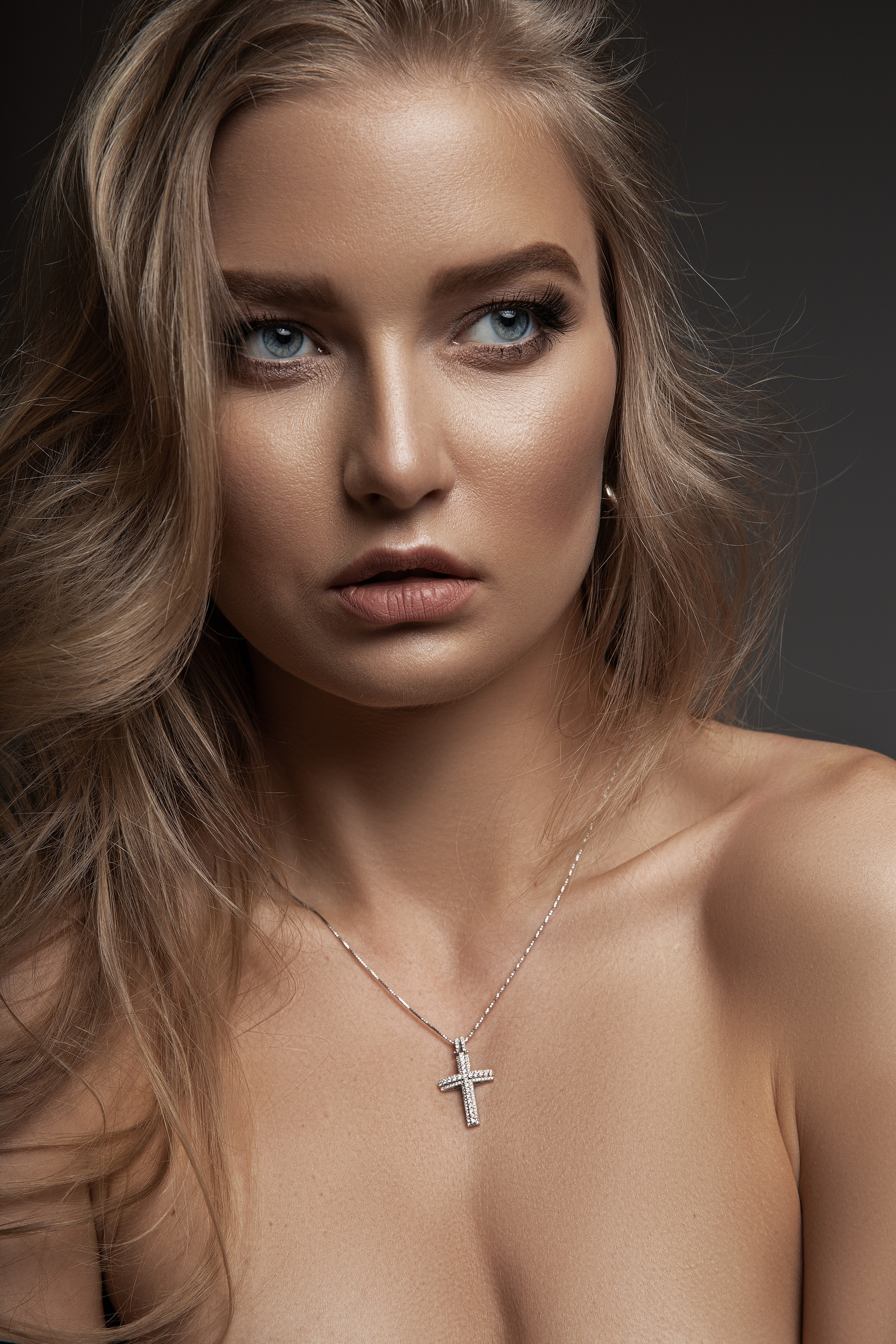 PORTRAIT. Photo and video production. Editing & retouching services. Training