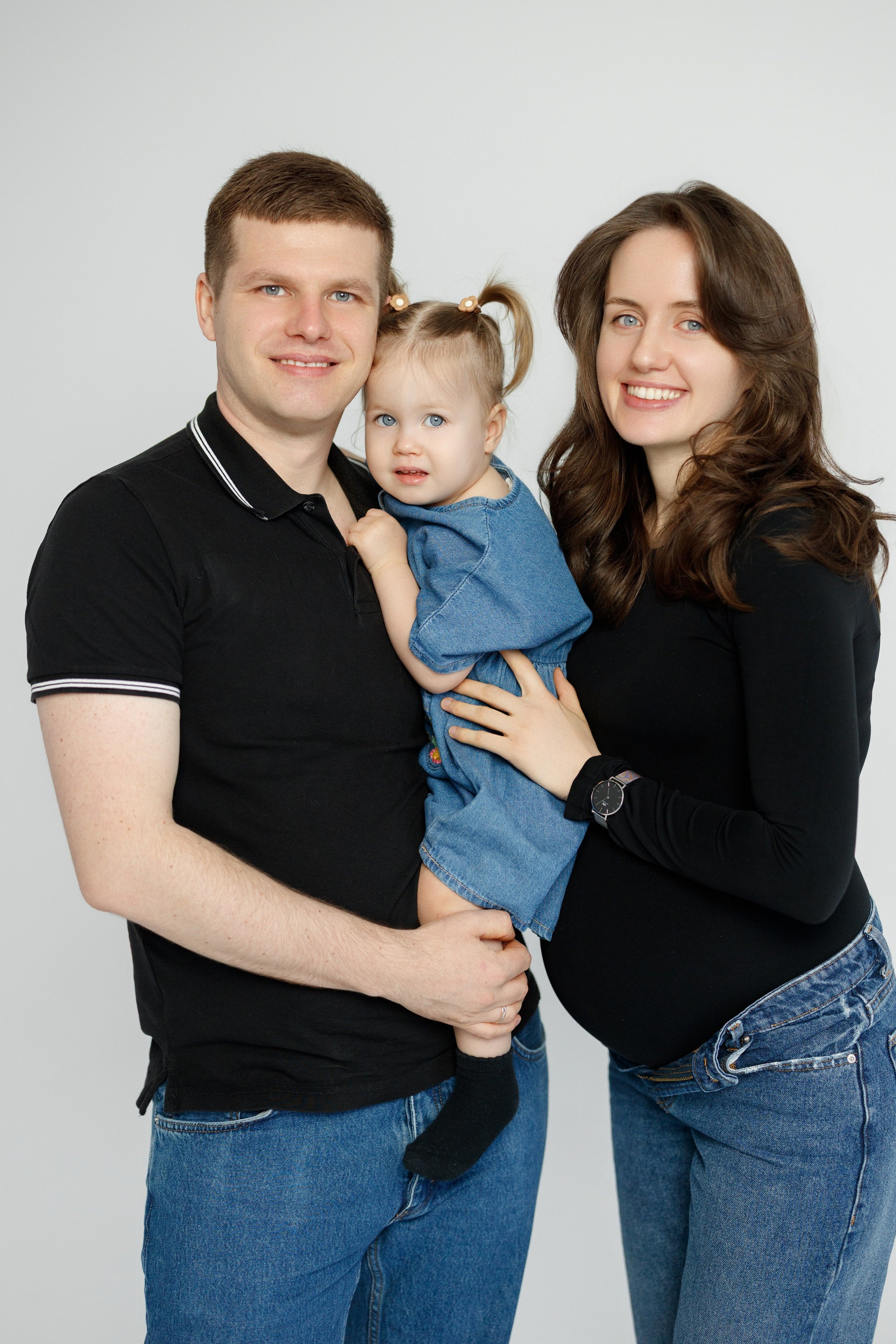 Ședință Foto de Familie — Stil Minimalist pe Fundal Alb. Scarlat Photography