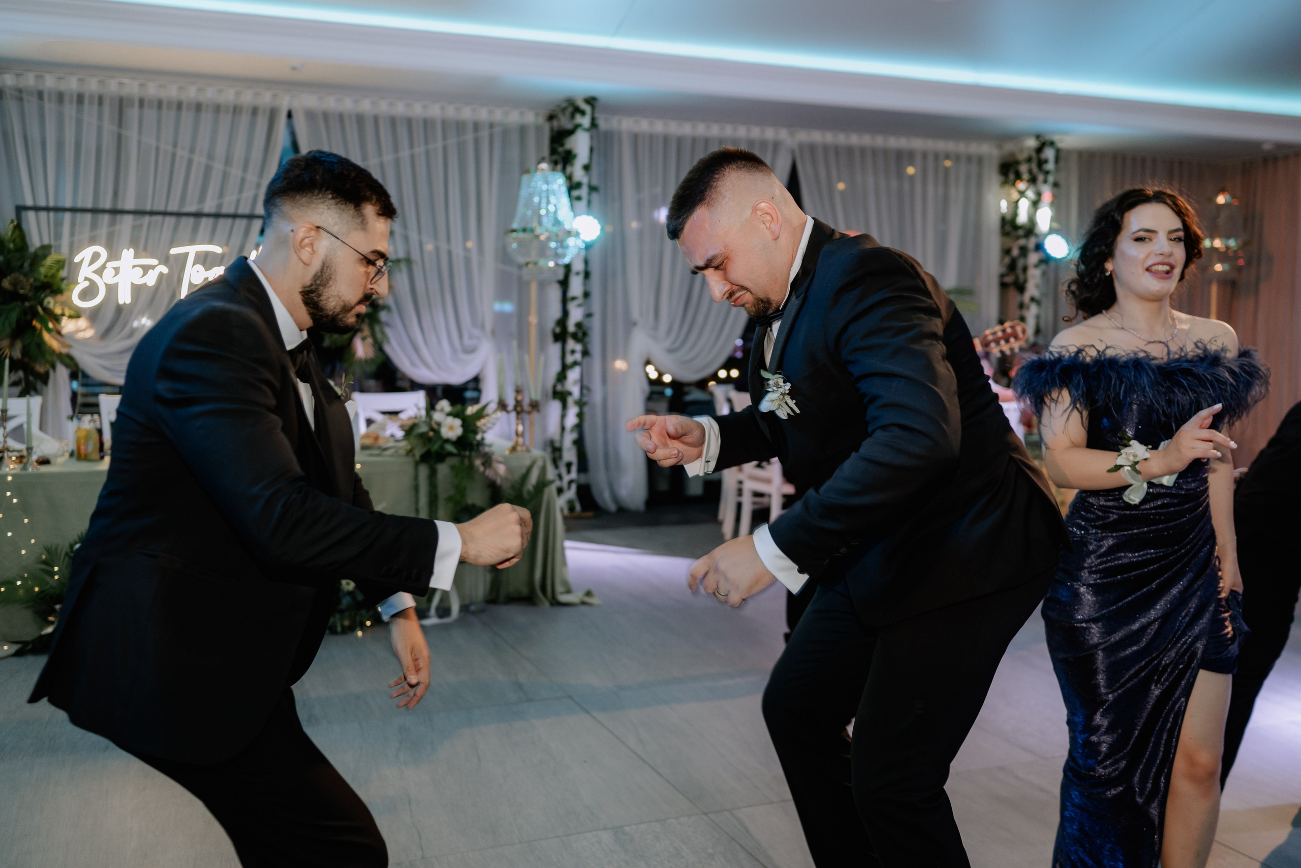 Cununie civila in aer liber , artificii de zi colorate , decor nunta , nunta la Hotel Traian. Proud Vision Weddings | Wedding Photography & Film — Servicii profesionale Foto Video Nunta Iasi