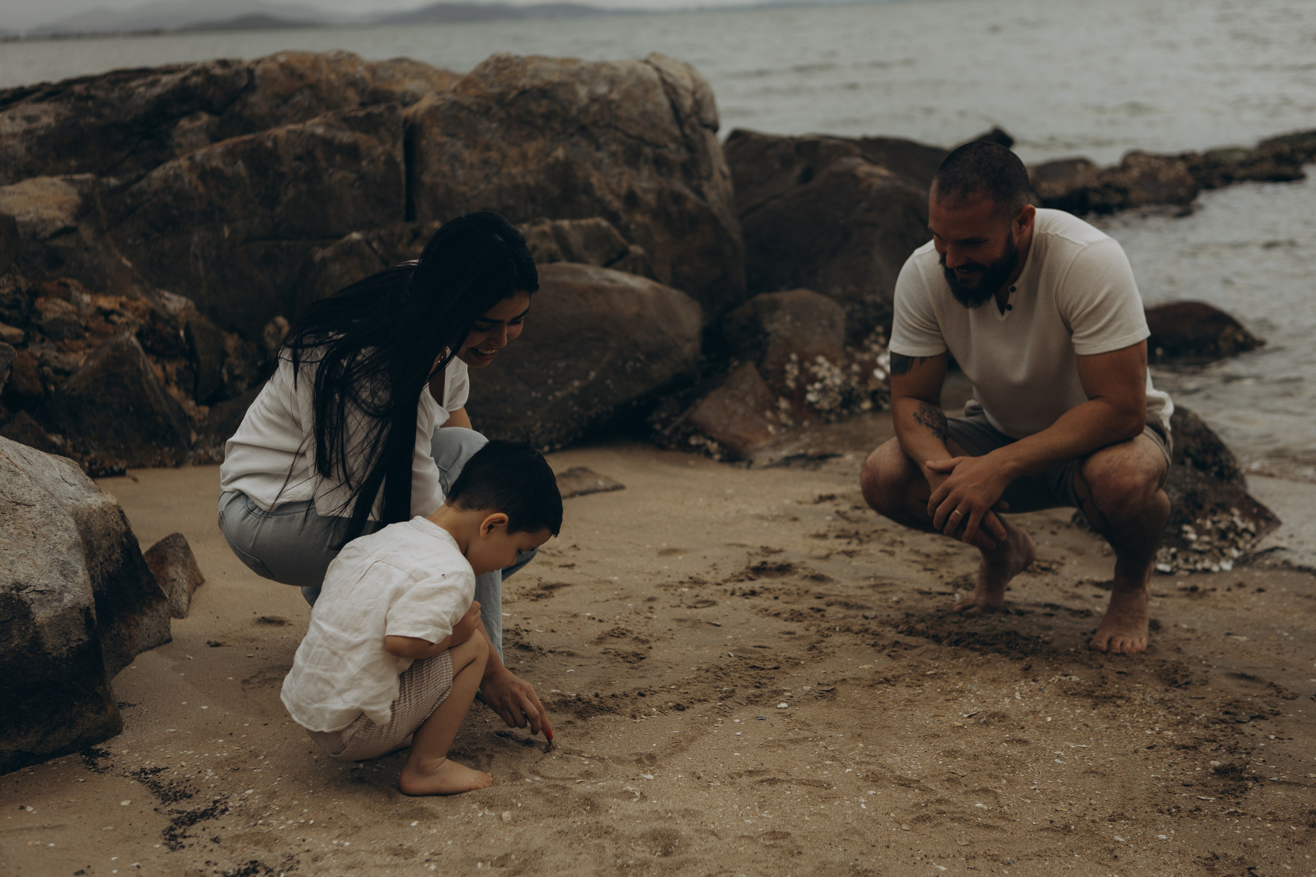 pais brincando com filhos em ensaio ao ar livre em Sorocaba