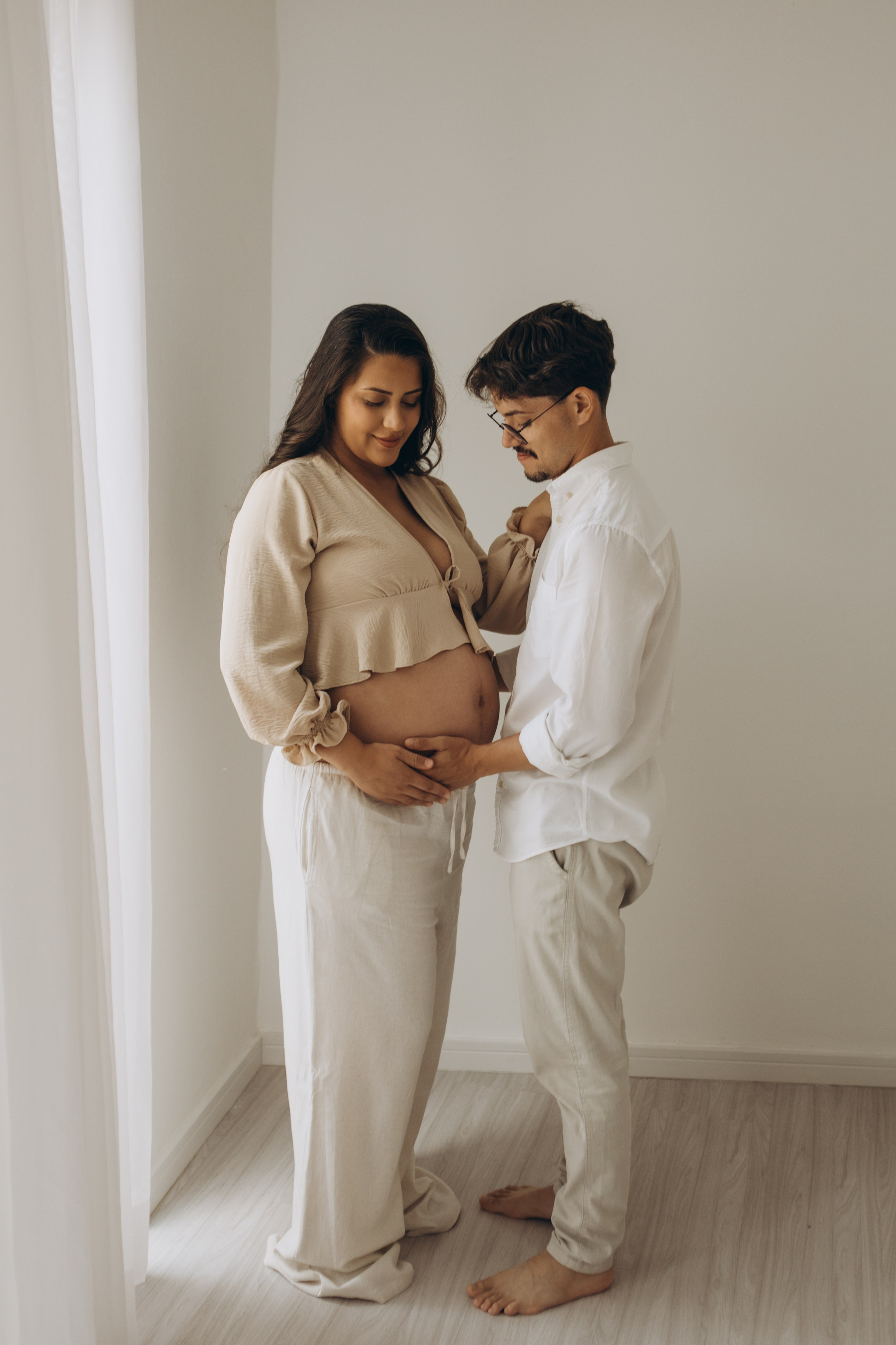 ensaio de gestante com marido em estúdio com luz natural em Sorocaba