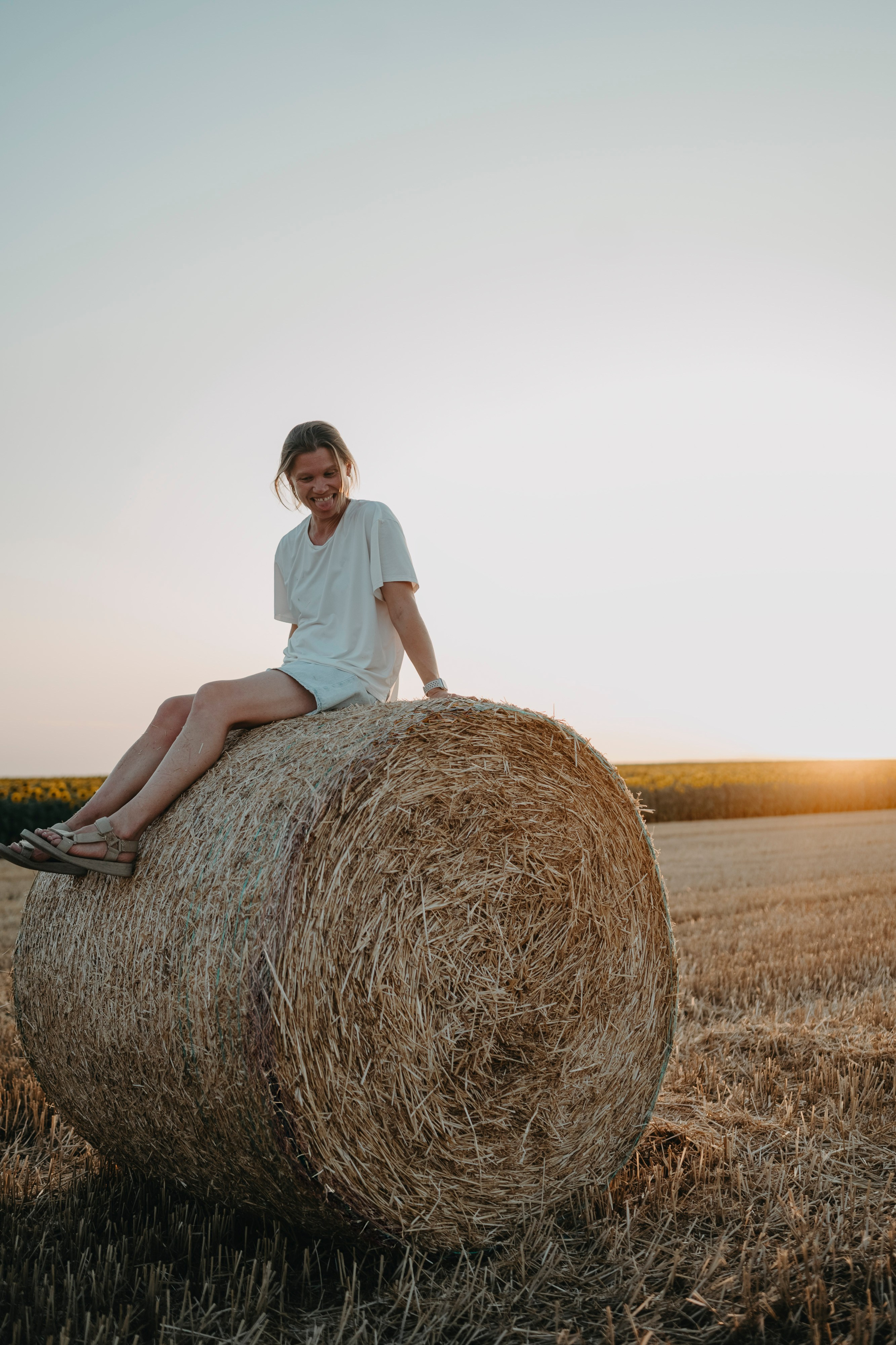 Letnje fotografisanje u polju suncokreta i sena. Deciji i porodicni fotograf u Beogradu Oksana Skendzic