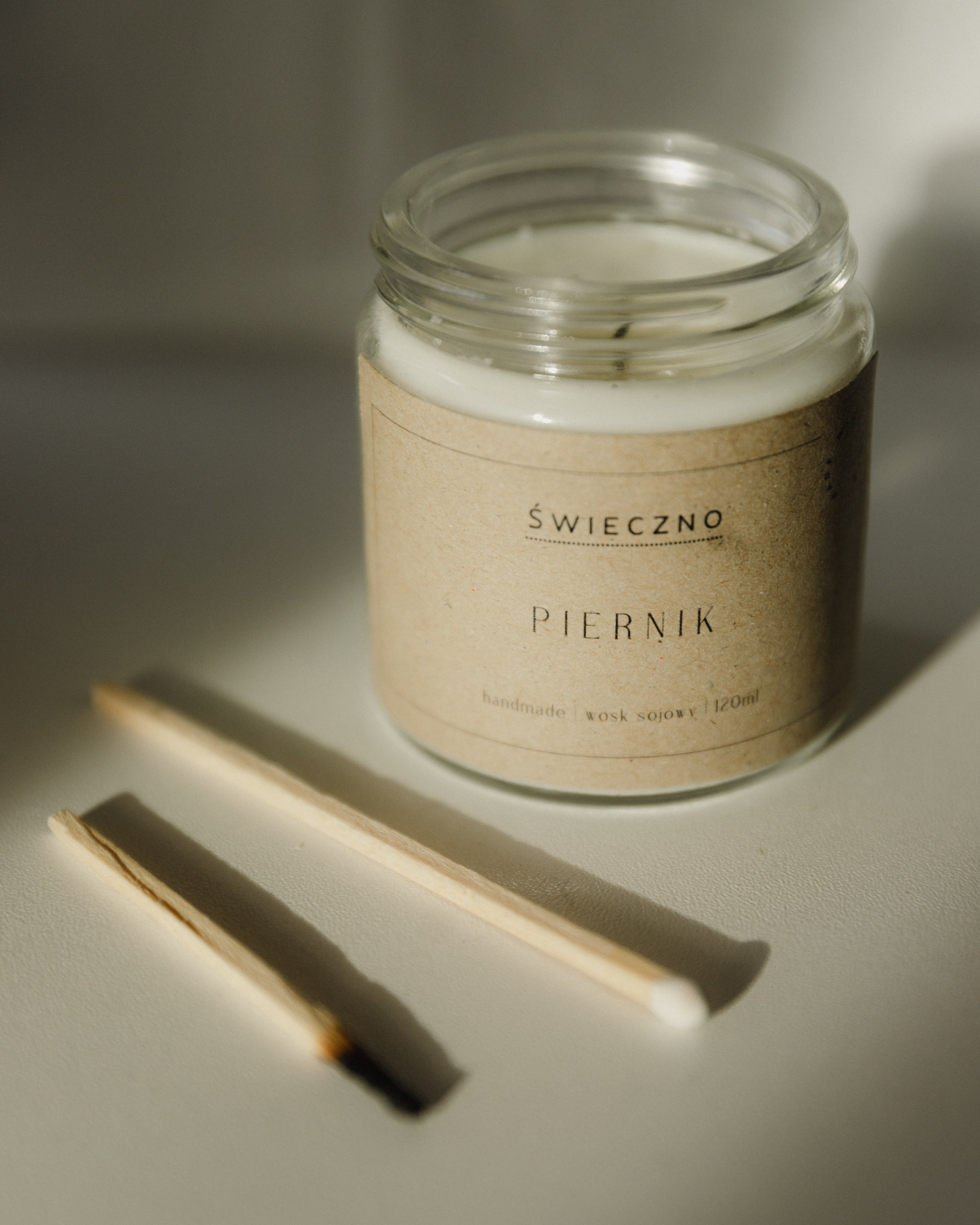 Candles | insta content. Kaja | fotograf we Wrocławiu | ludzie i psy