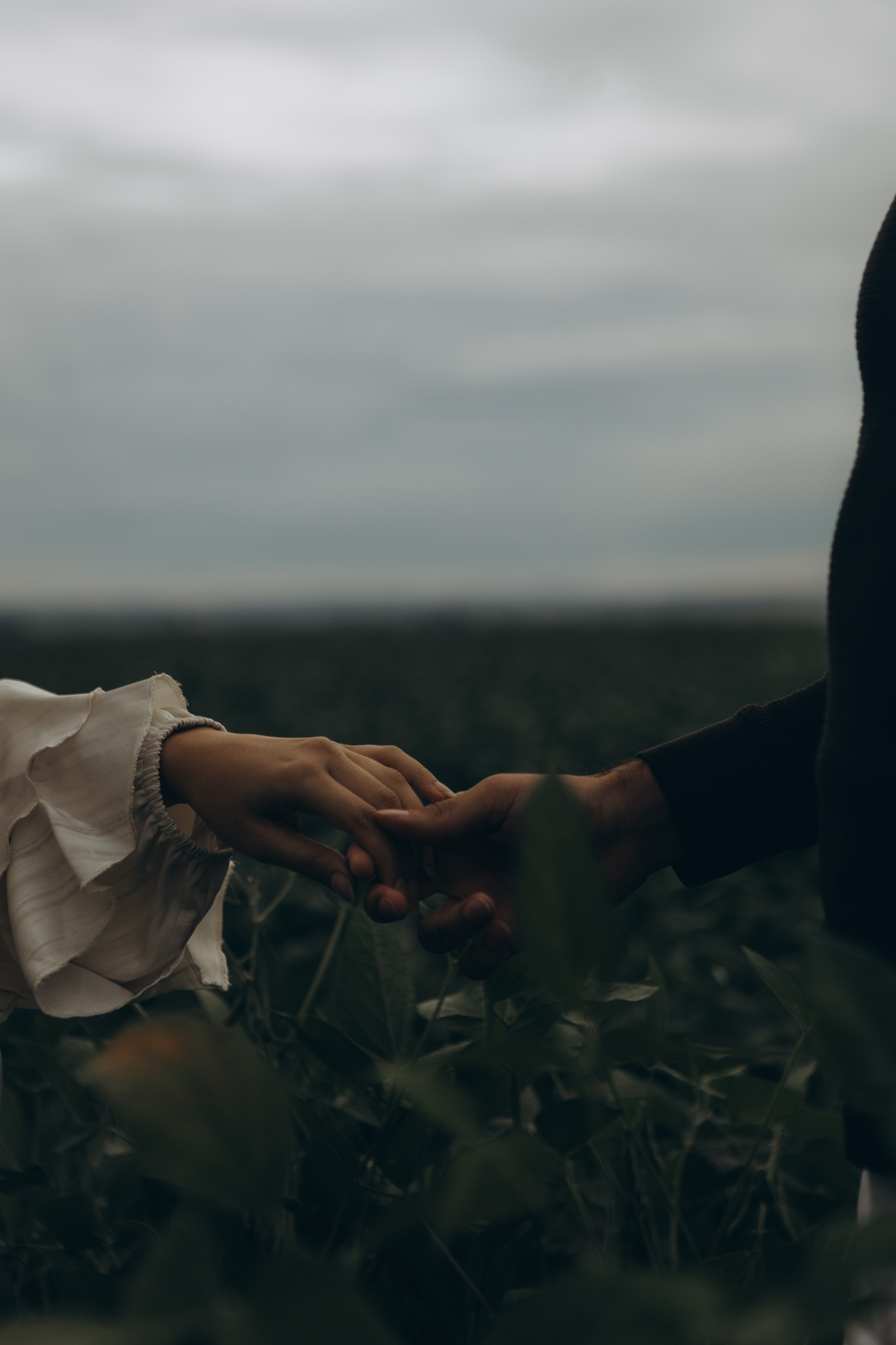 casal de maos dadas ensaio gestante externo em Sorocaba