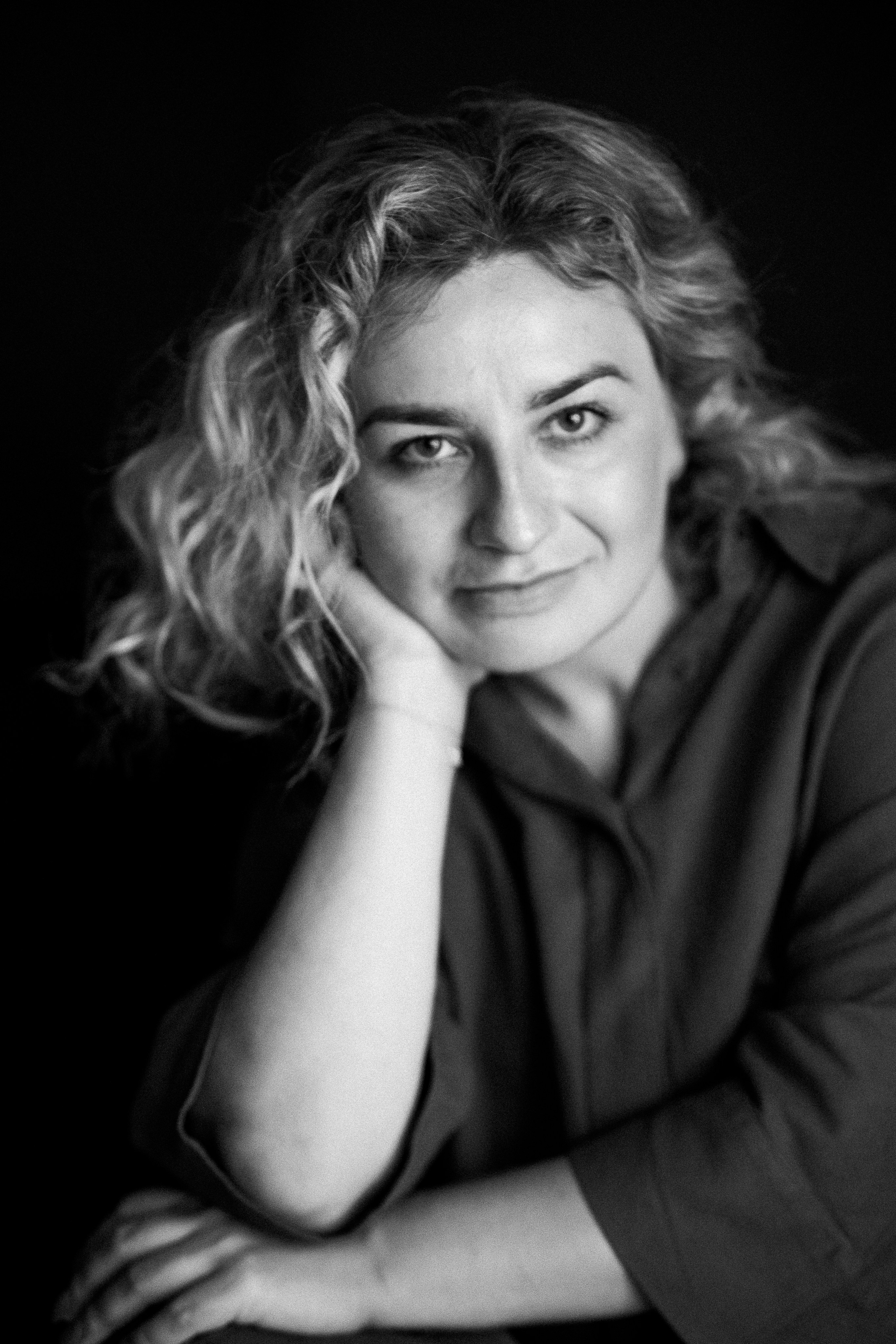 S. Rawnoir- Portrait photography by Daria Paliy.Timeless black&white portraits of women in NYC area