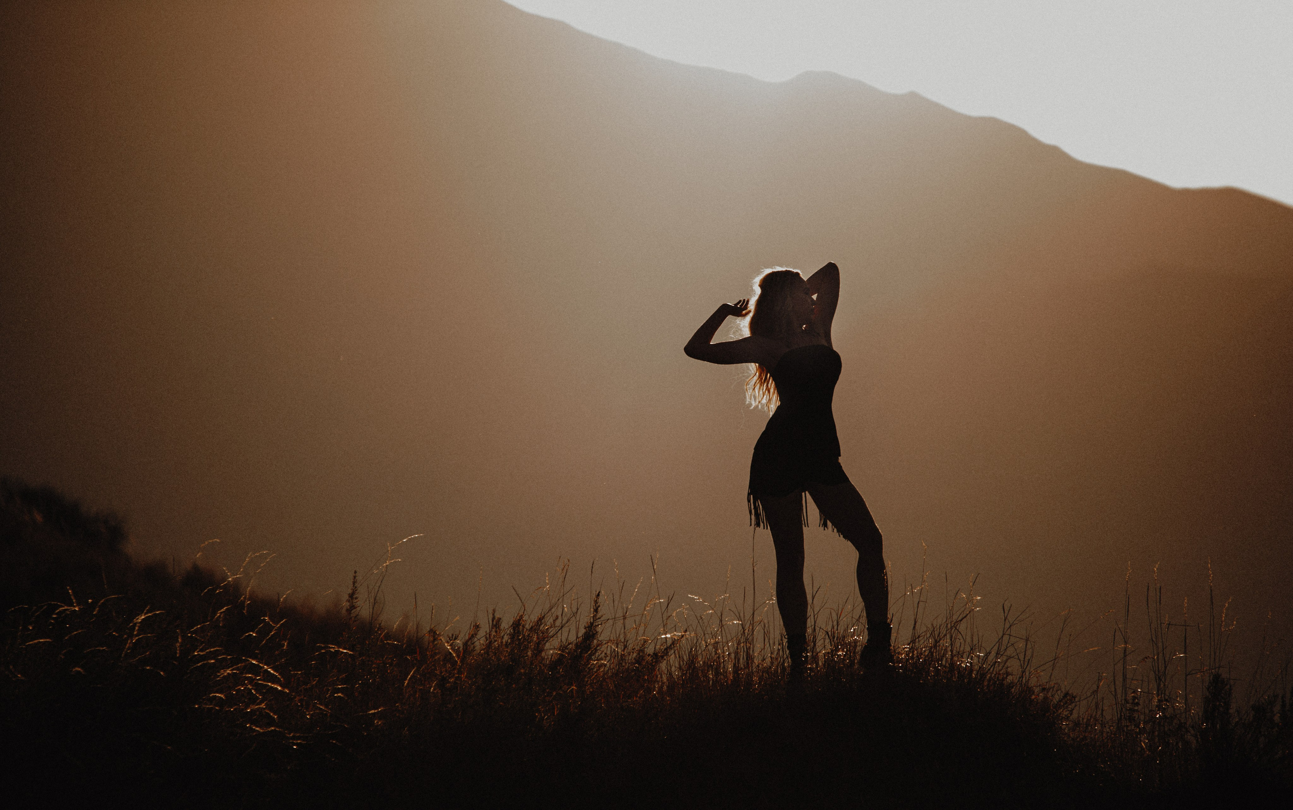 силуэт на фоне гор