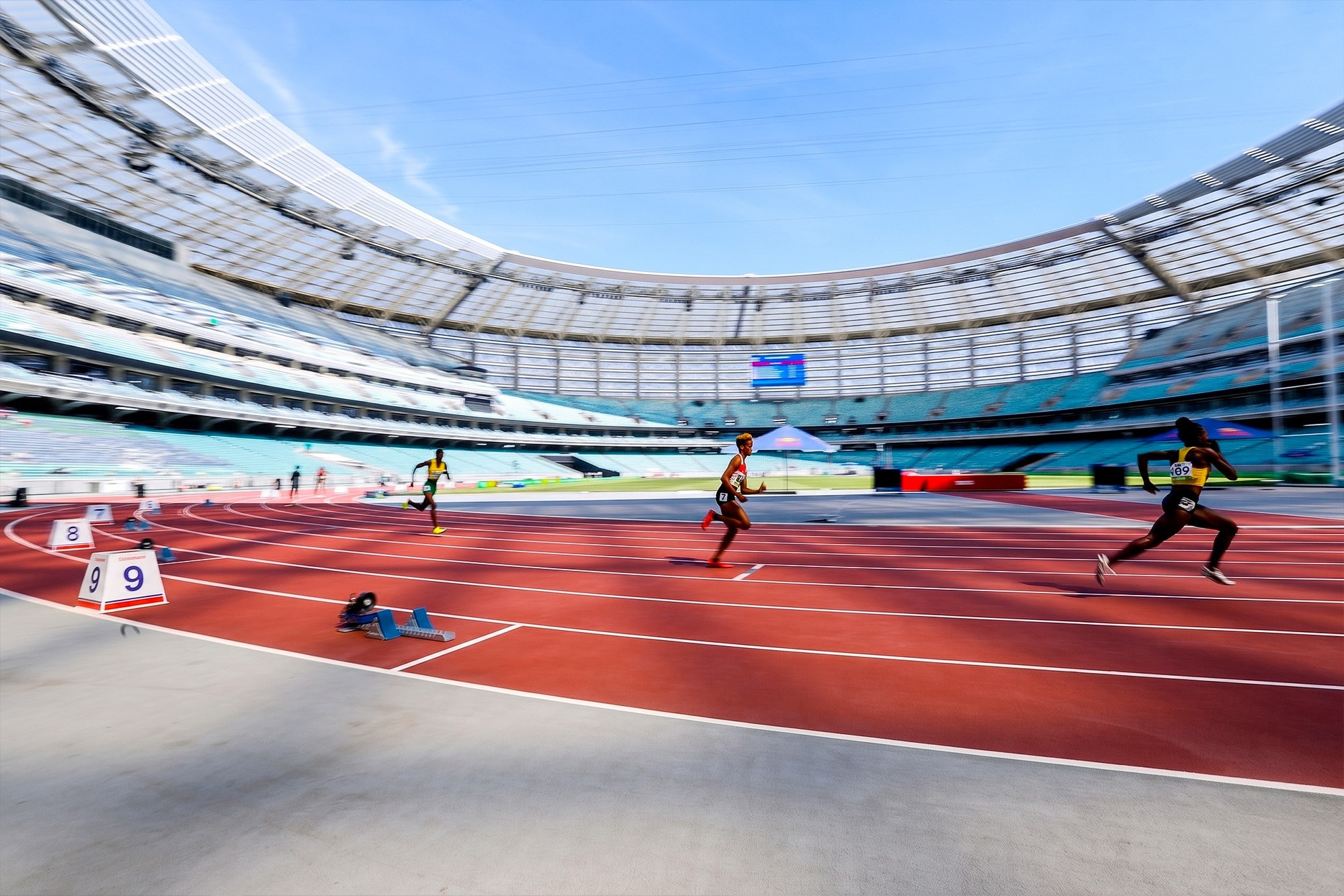 Bakı Olimpiya Stadionunda keçirilən atletika yarışında qaçış zolağında mübarizə aparan atletlər. Bakı 2017 İslam Həmrəyliyi Oyunları.