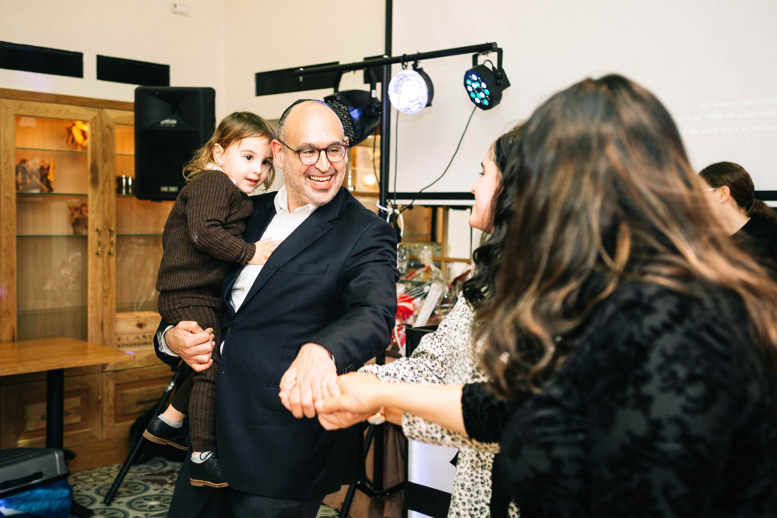 PARTY IN A RESTAURANT WITH THE WHOLE FAMILY. Https://shi-photo.com/