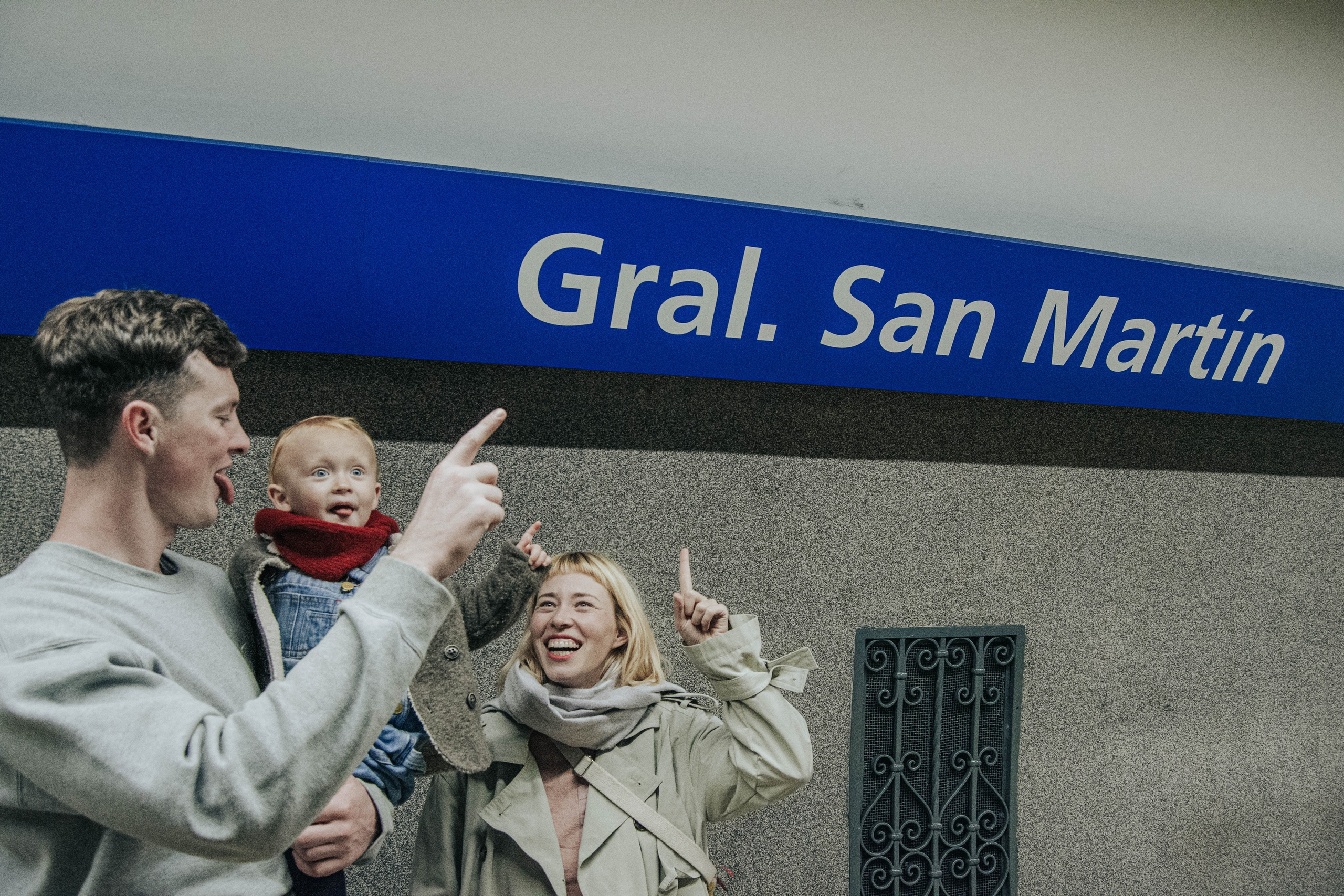 Family photo shoot. Buenos Aires. Photographer @elmirkami in the city of Buenos Aires