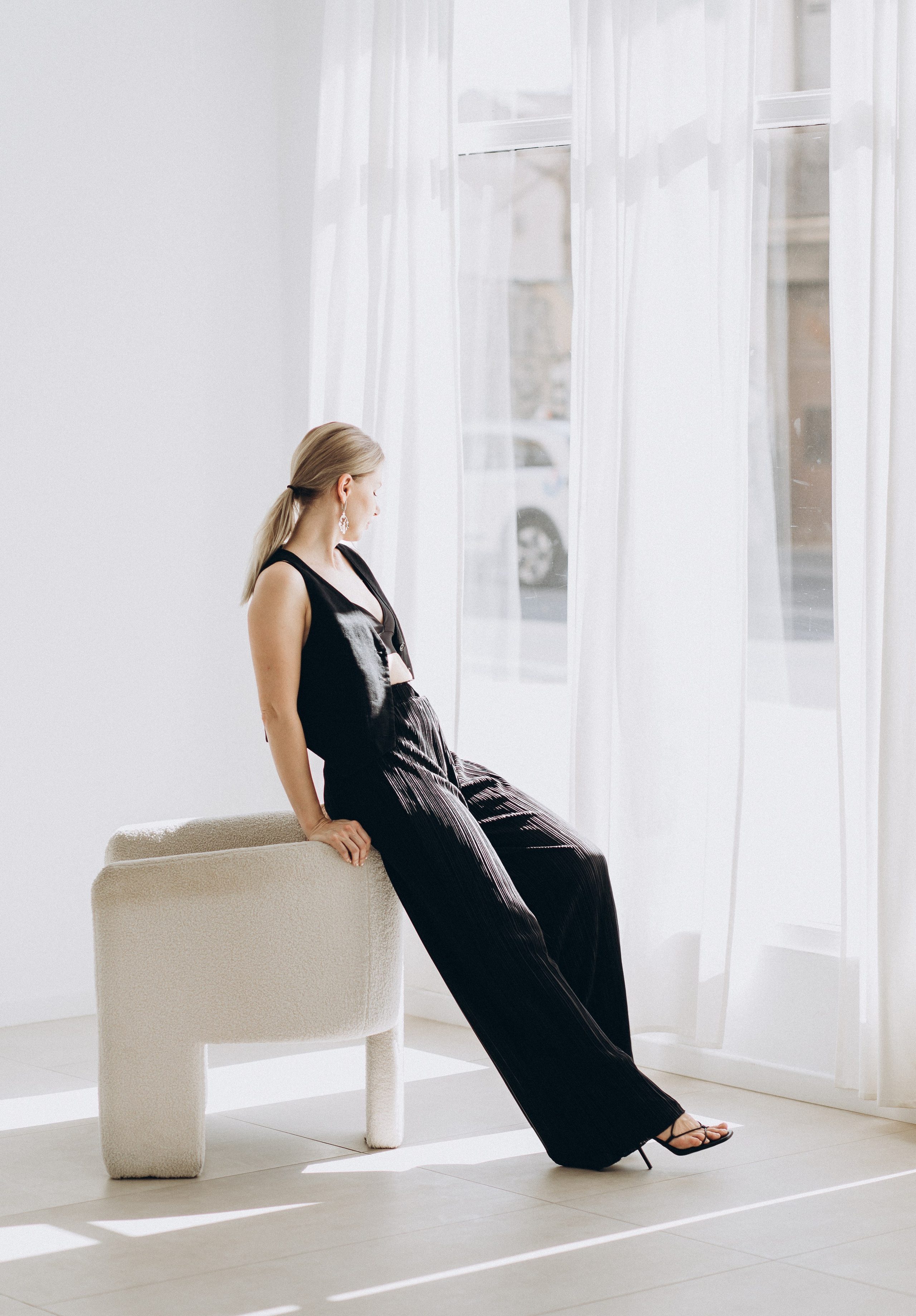 Элегантная женская портретная фотосессия в минималистичной студии с естественным освещением в Валенсии, Испания — демонстрация современного женского стиля и спокойной атмосферы для тех, кто ищет портретную съемку в Валенсии и по всей Испании.